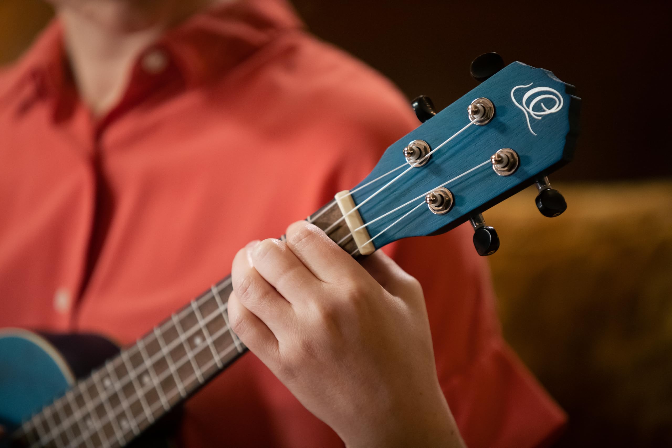 Ortega Guitars Konzert Ukulele Elektro-Akustisch – Earth Series – mit Cutaway – Okoume, Dunkelblau (RUOCEAN-CE)