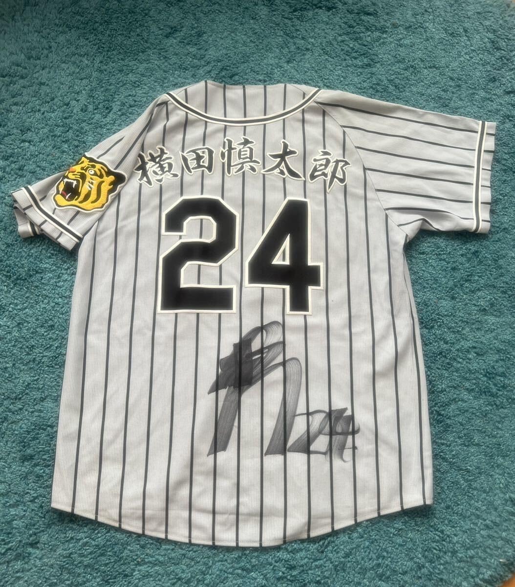 Amazon.co.jp: 阪神タイガース 横田慎太郎 直筆サイン入りユニフォーム 