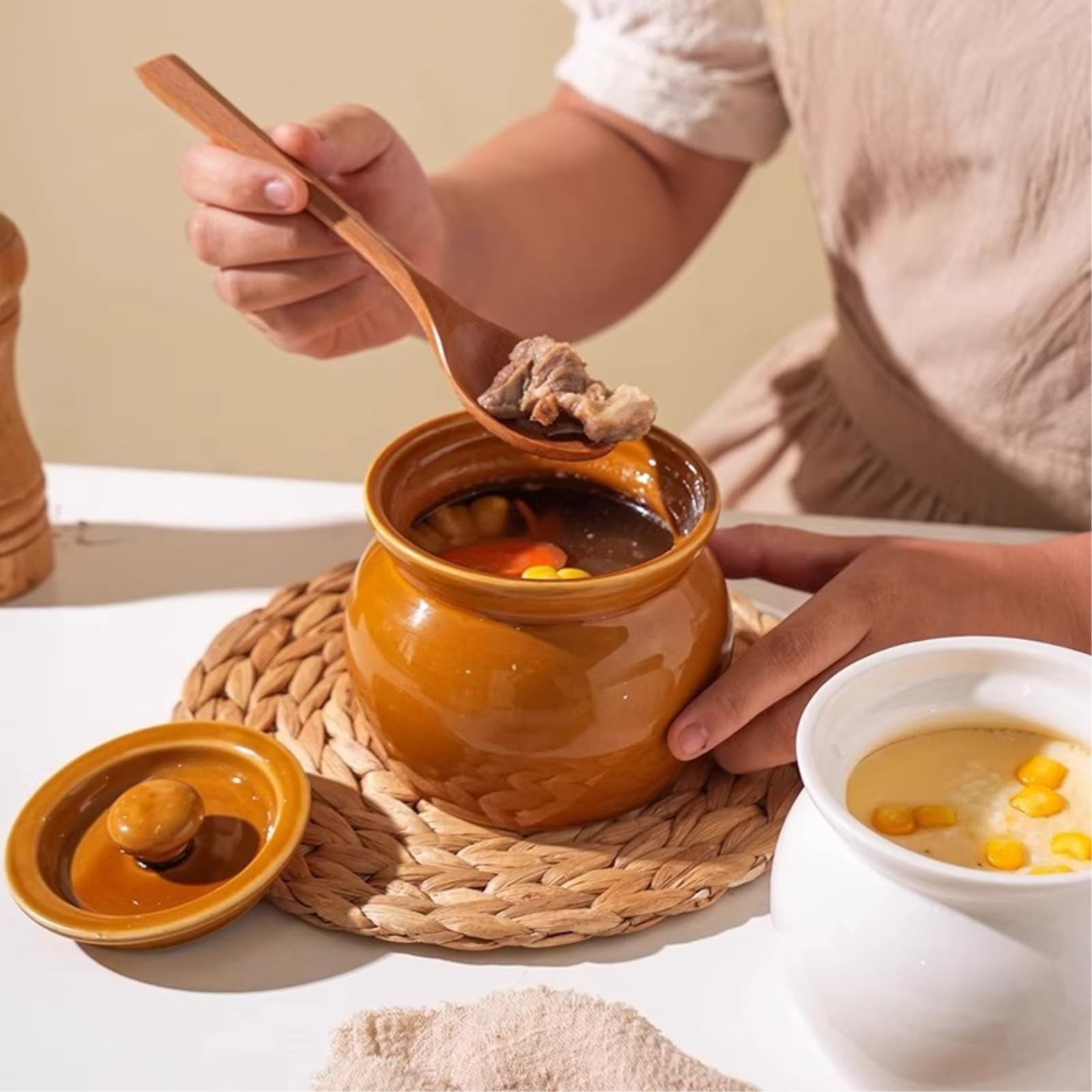 Ceramiczny garnek do gulaszu z pokrywką do domowej restauracji - czarny