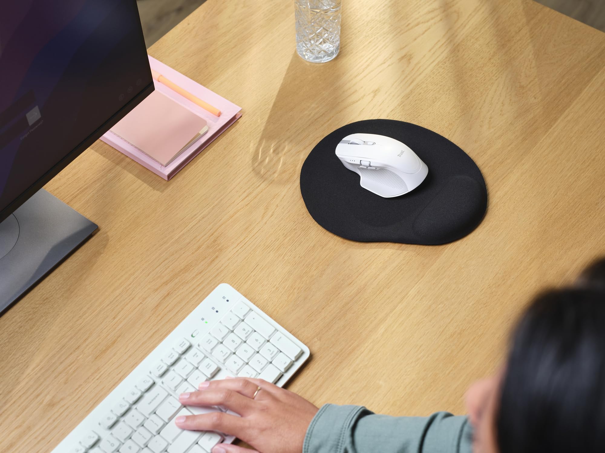 Trust Bigfoot Alfombrilla para Ratón Ergonómica con Reposamuñecas de Gel, Base Antideslizante, Mouse Pad con Superficie de Microfibra para Ordenador, PC, Portátil - Negro