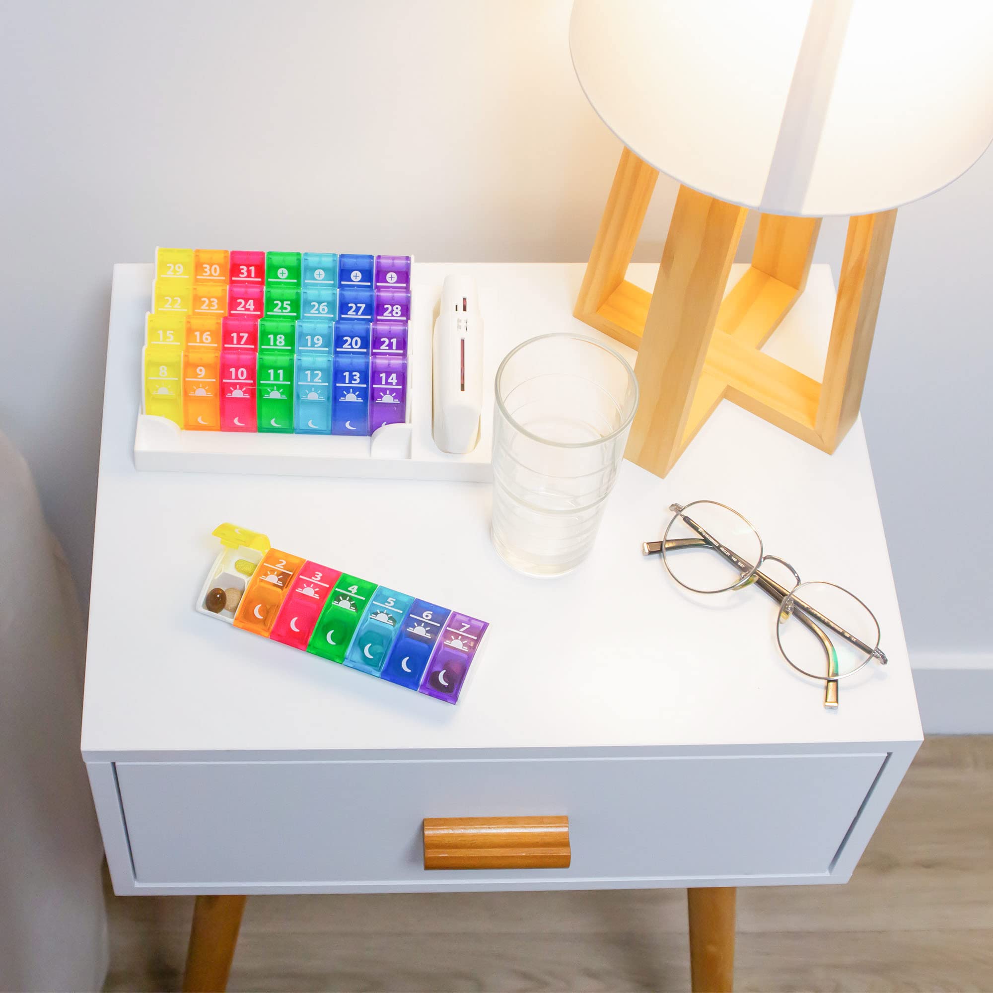 Anabox – Monats-Pillendose mit 2 Fächern pro Tag – Medikamenten-Organizer für 31 Tage morgens und abends – 5 herausnehmbare Wochenboxen – Inklusive Tablettenteiler – Robust und Praktisch – BPA-frei