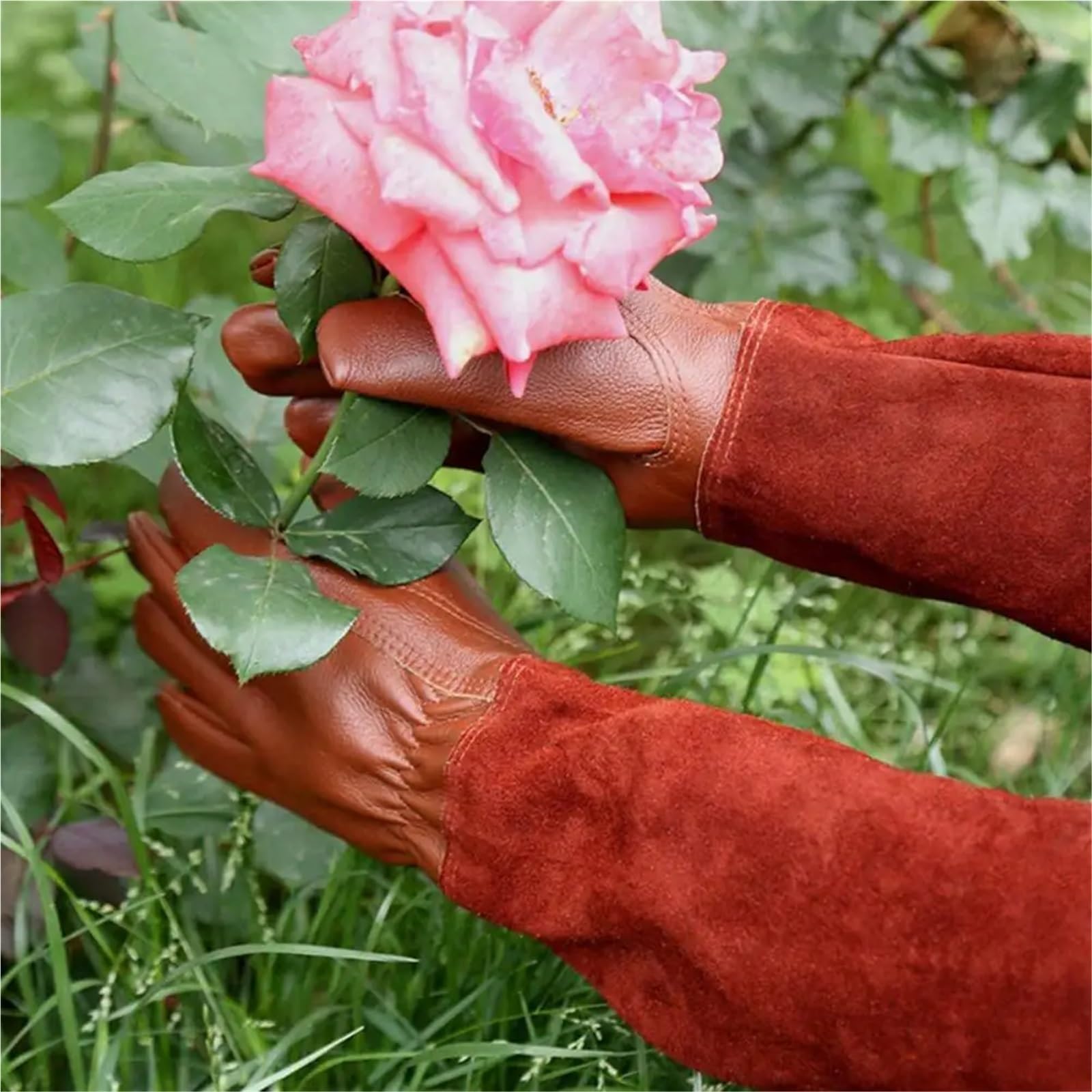 Guanti da giardino lunghi for potatura protettivi in ​​ecopelle antigraffio Protezione for le mani for di arbusti for raccolta frutta Per il giardinaggio(Light Brown,M 41cm)