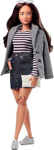 Miniatura 1 de Barbie Signature @BarbieStyle - Conjunto de muñeca y ropa de moda, morena con curvas con 2 blusas, falda, pantalones, abrigo, chaqueta, 2 pares de