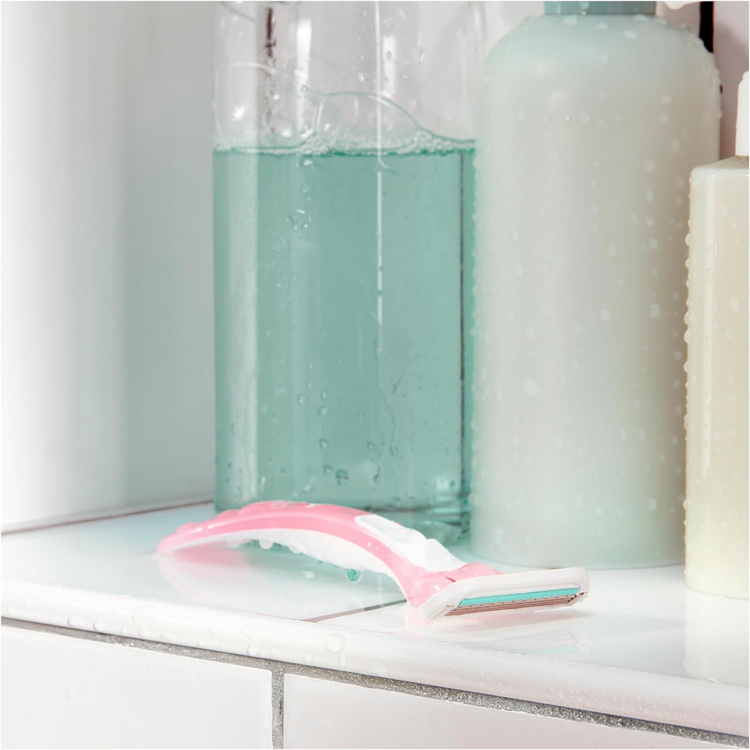 Gillette Venus Sensitive Disposable Razors for Women with Sensitive Skin, Delivers Close Shave with Comfort, 15 Count (Pack of 1) - Image 3