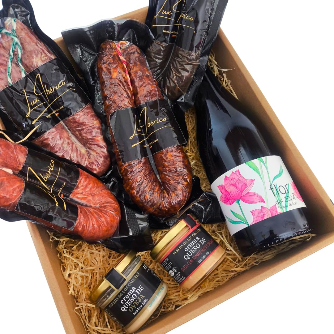 Cesta Gourmet "Capraria" - Vino Tinto, Embutido Ibérico y Morcilla | Vino tinto Gran Oro VinEspaña 2025, herradura de chorizo y salchichón, dos morcillas y dos cremas de queso de oveja.