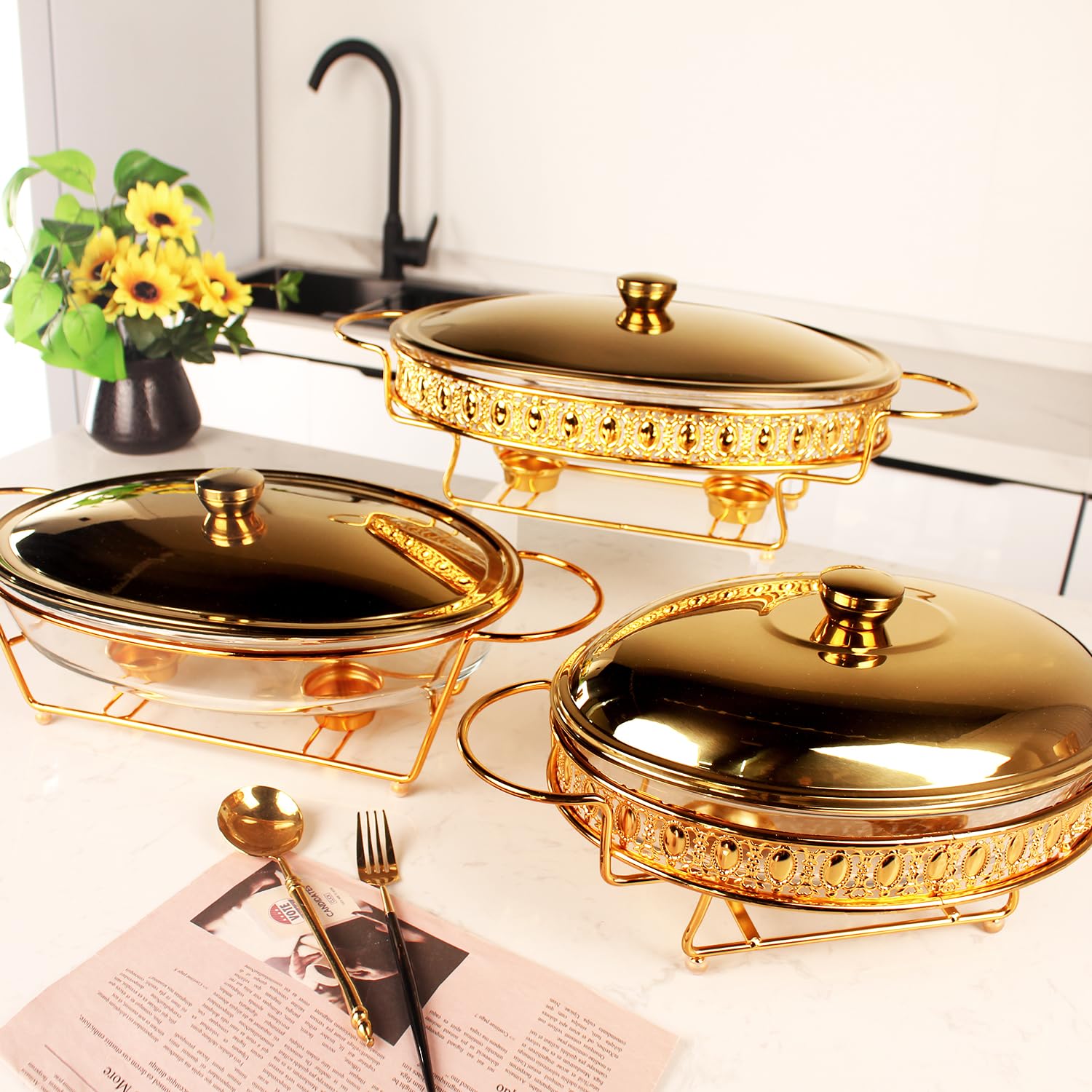 Auflaufform aus Glas mit Edelstahldeckel und Gestell, große Backform für Auflauf und Lasagne, spülmaschinen-, gefrierschrank-, mikrowellen- und ofenfest (Golden oval, 2,5 Qt)