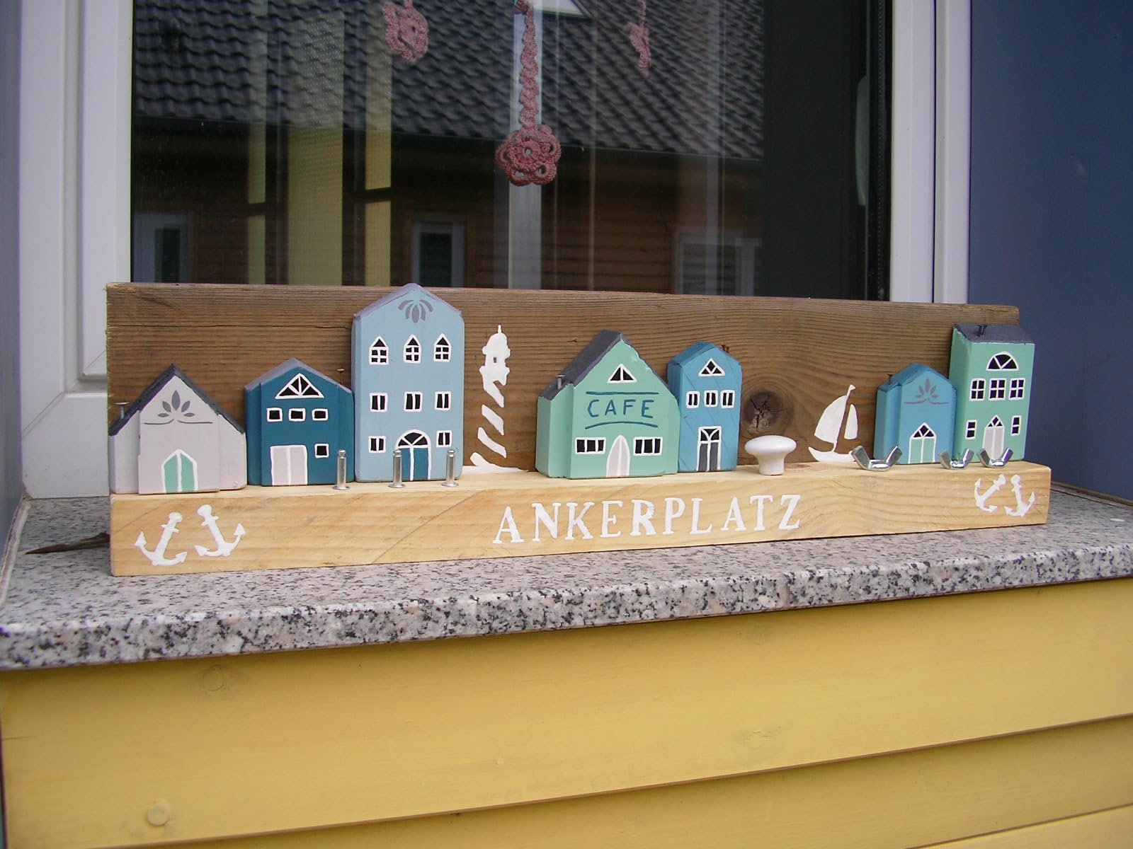 Ankerplatz ... Häuserzeile aus Holz, maritim