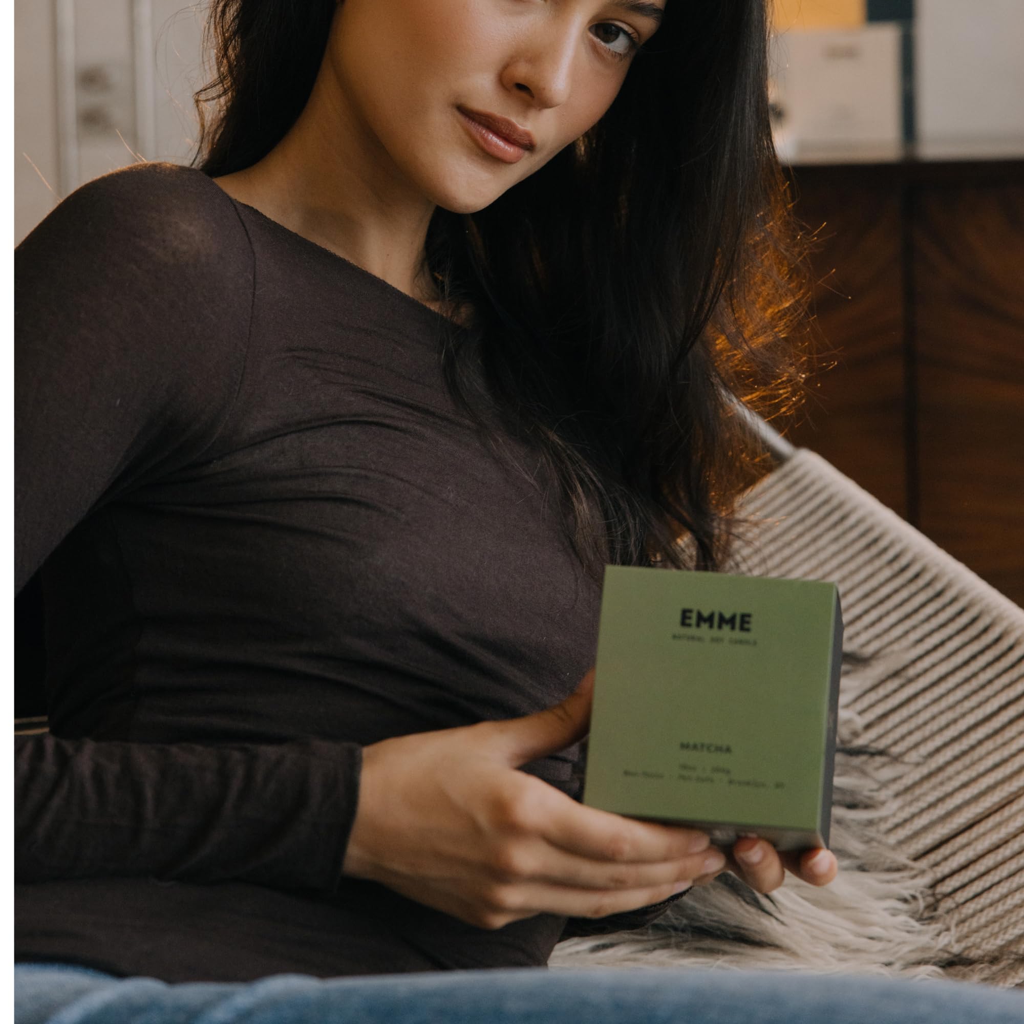 EMME NYC - Vela perfumada de cera de soja, vela perfumada a matcha y mecha de madera, fragancia natural para el hogar, hasta 80 horas de tiempo de combustión, 8 onzas