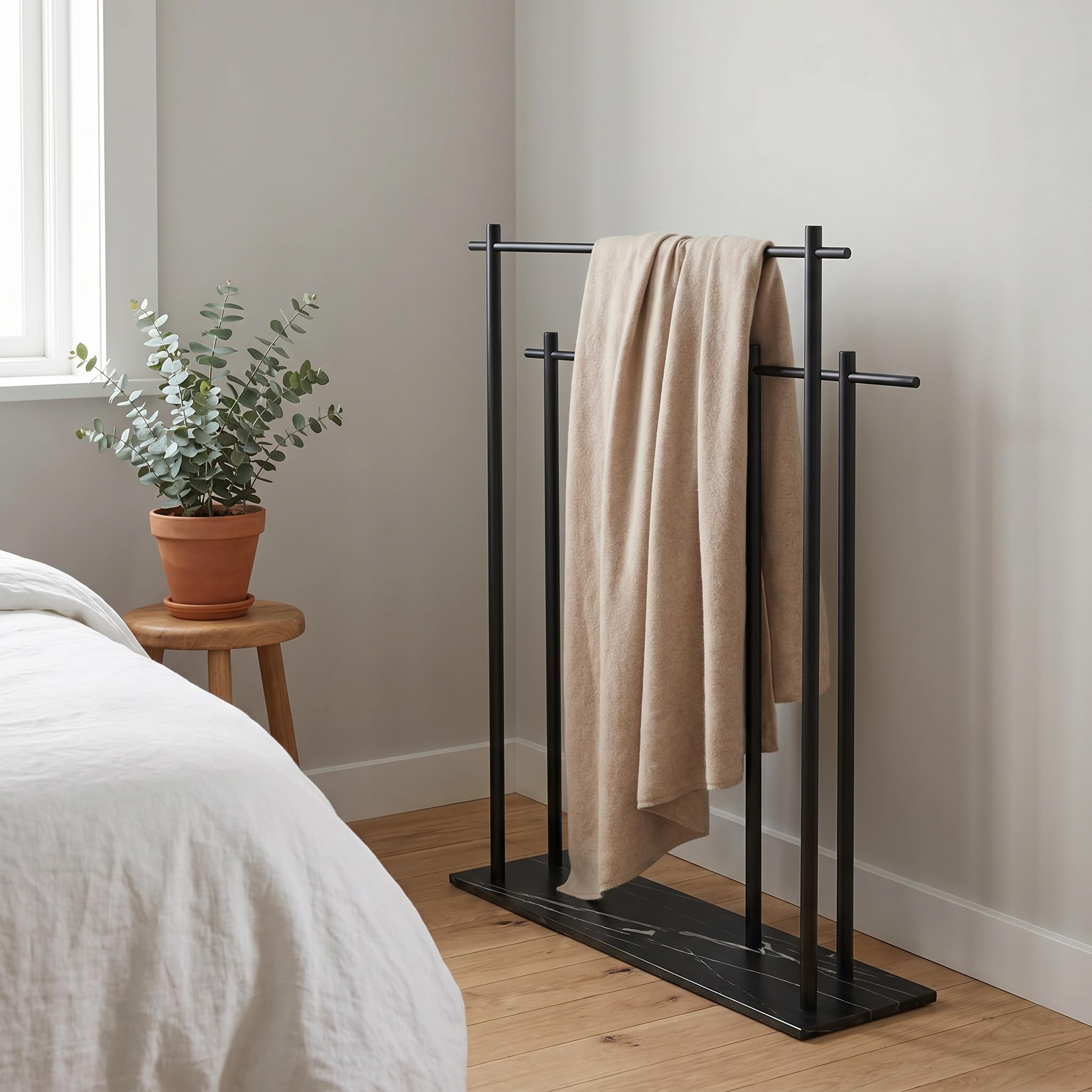 Portasciugamani autoportante, robusto organizer in metallo, design salvaspazio per asciugamani da bagno, asciugamani e accessori da bagno