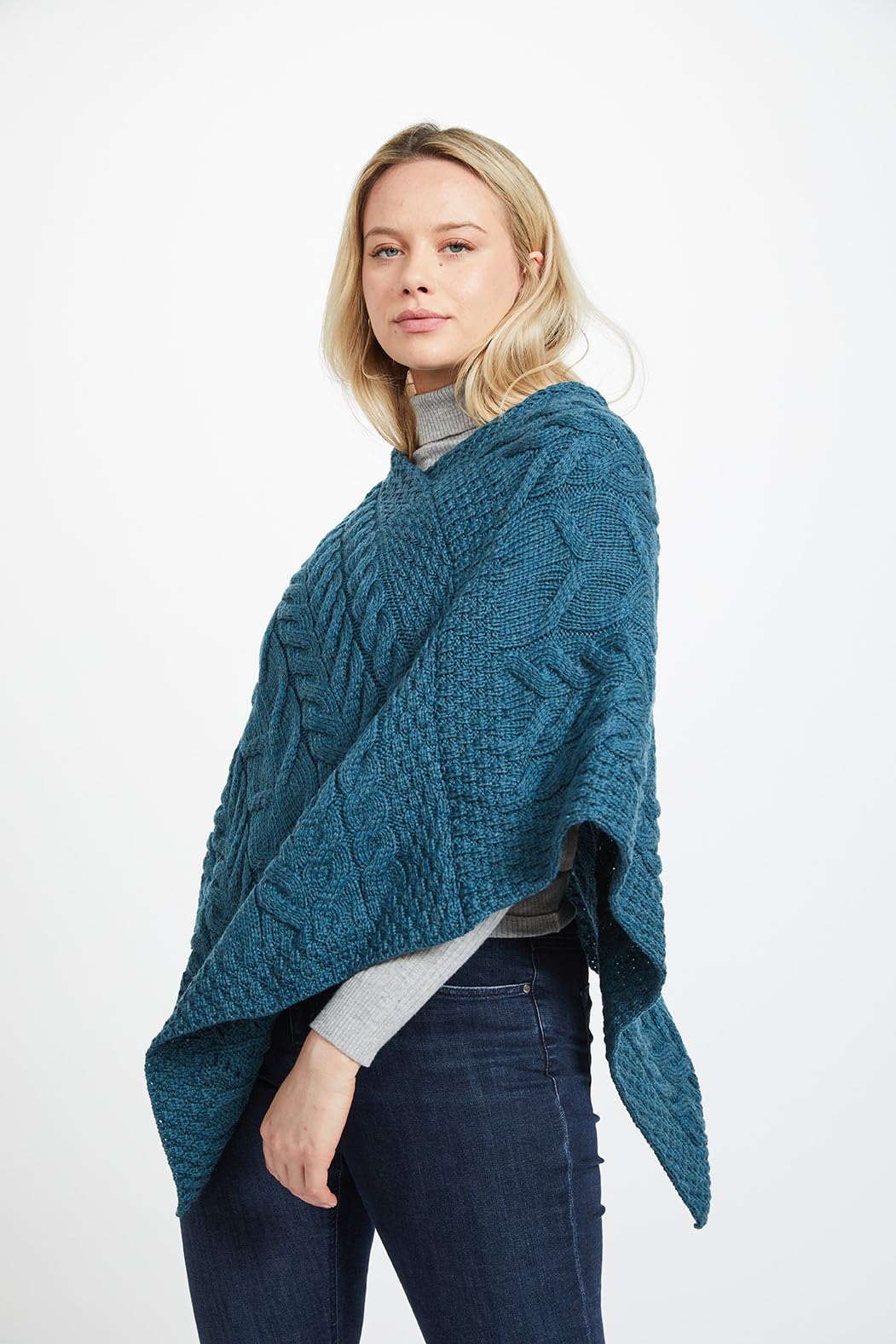 Aran Woollen Mills Poncho en Tricot Irlandais pour Femme Cardigan Triangulaire en Laine Mérinos Supersoft Fabriqué en Irlande