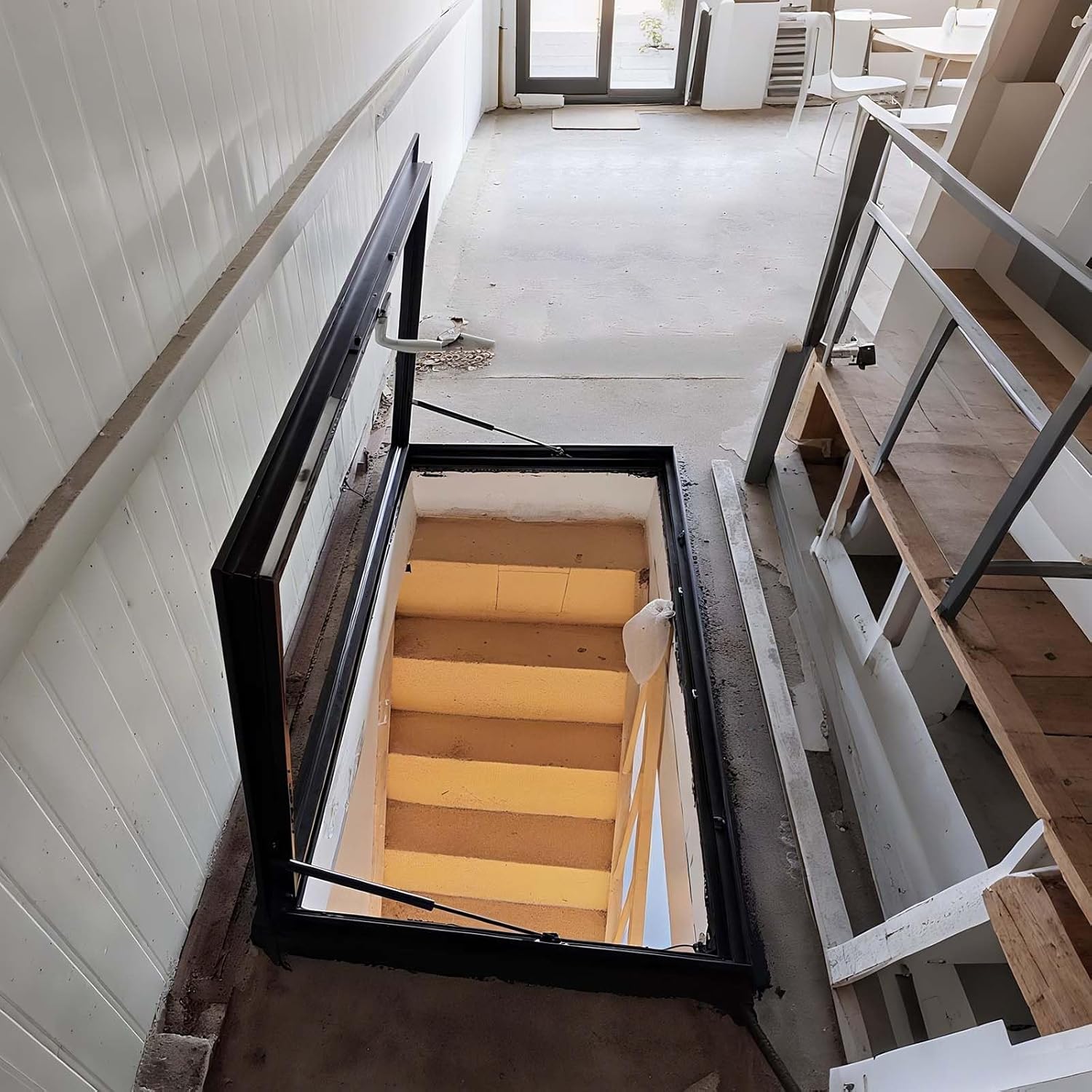 Skylight Roof Window - Manual Venting Multi-Angle Viewing Aluminum Frame & Tempered Glass for Attics Basements & Sheds (70x80cm/27.6x31.5in)