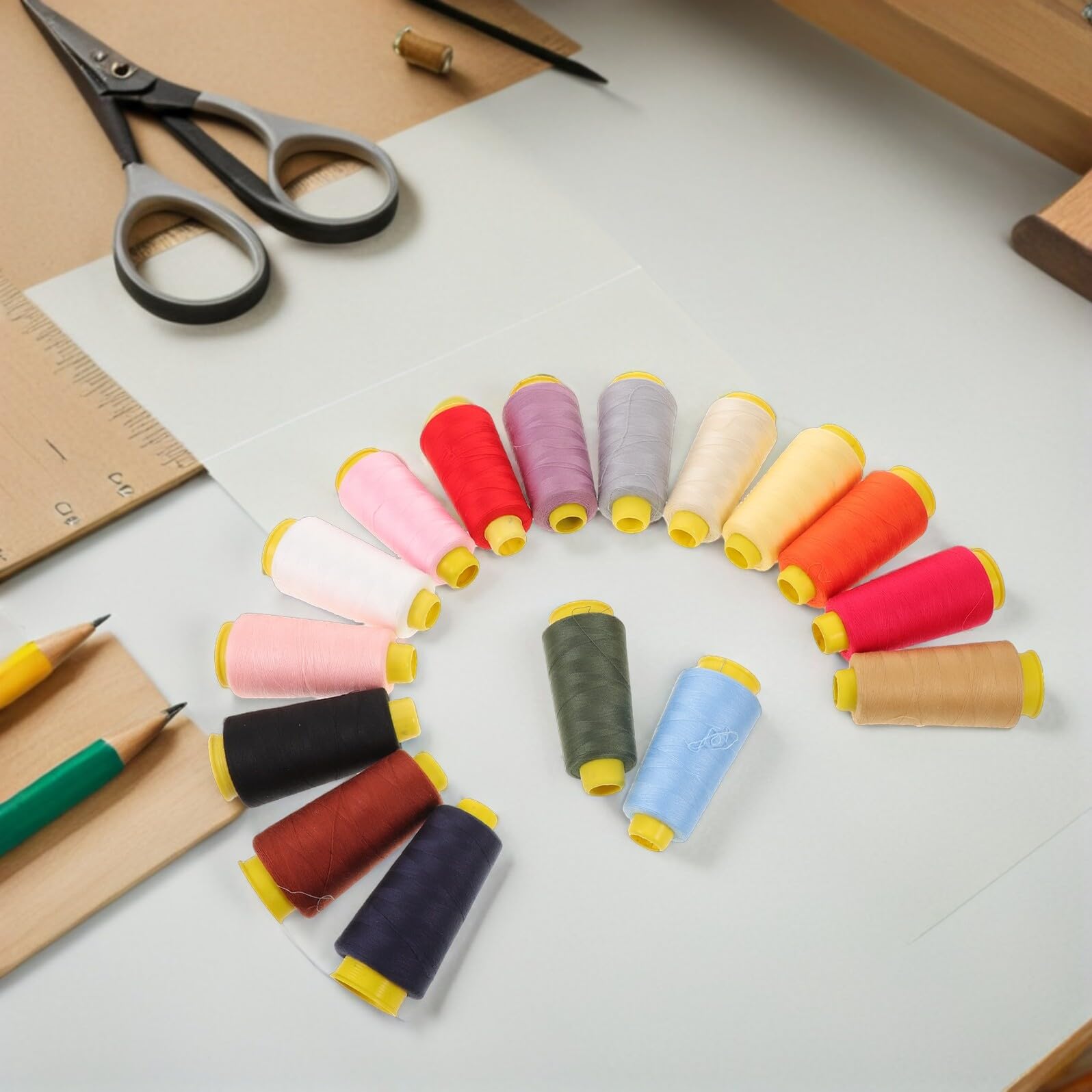 TOPBATHY Kit de Hilo para Máquina de Coser 16 Piezas Hilo de Poliéster de 2000 Yardas Colores Variados Resistente y Multiusos para Costura Acolchado y Bordado a Mano o Máquina