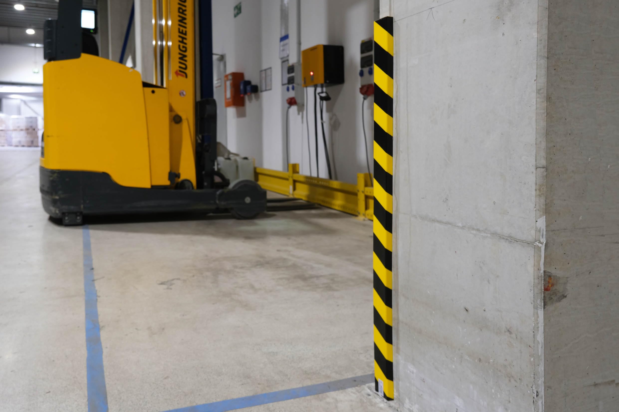 Durable Perfil de protección de superficies S20, autoadhesivo, 1 m, paquete de 5, amarillo/negro, 1108130 | 1 m de largo de espuma de poliuretano, 100 x 6 x 2 cm, fácil de instalar