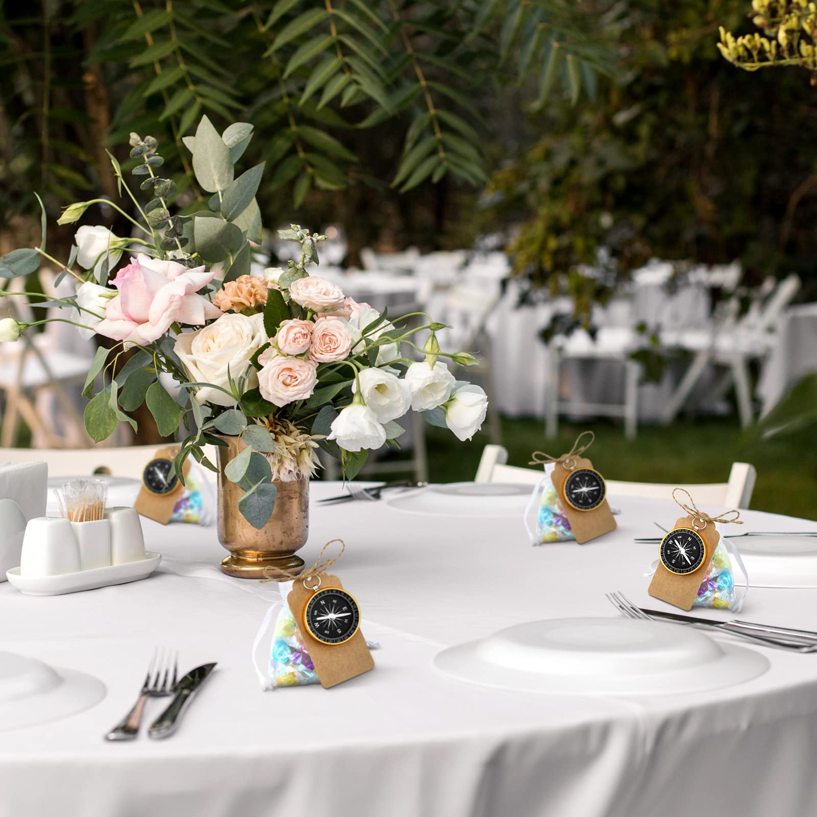 Lot de 100 mini boussoles de mariage pour invités - Décorations de fête sur le thème des voyages avec étiquettes en papier kraft et pochette à cordon pour anniversaire, mariage, décoration de Noël