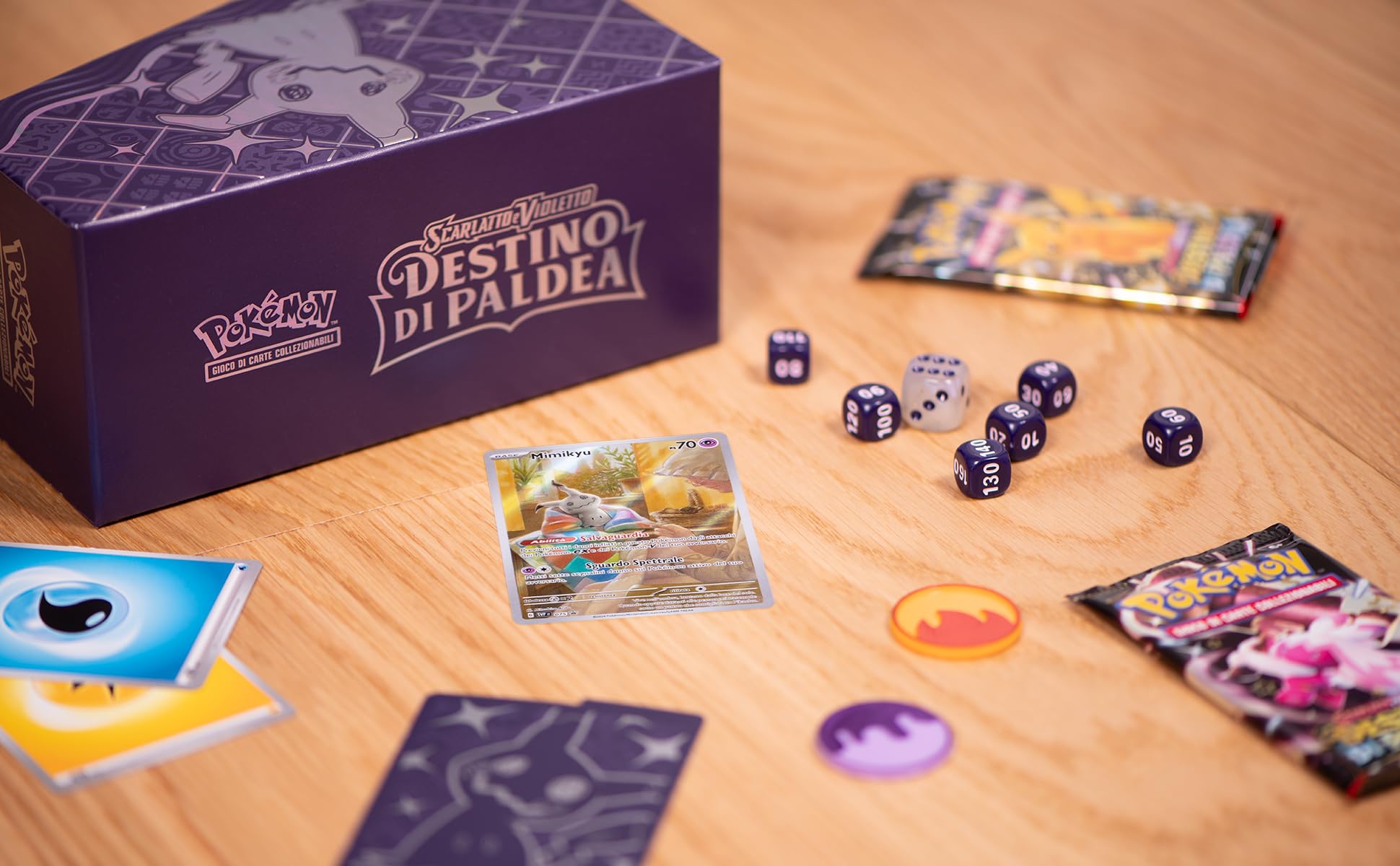 Pokémon Set Allenatore Fuoriclasse dell'espansione Scarlatto e Violetto - Destino di Paldea (nove buste, una carta promozionale olografica a figura intera e accessori di gioco), edizione in italiano