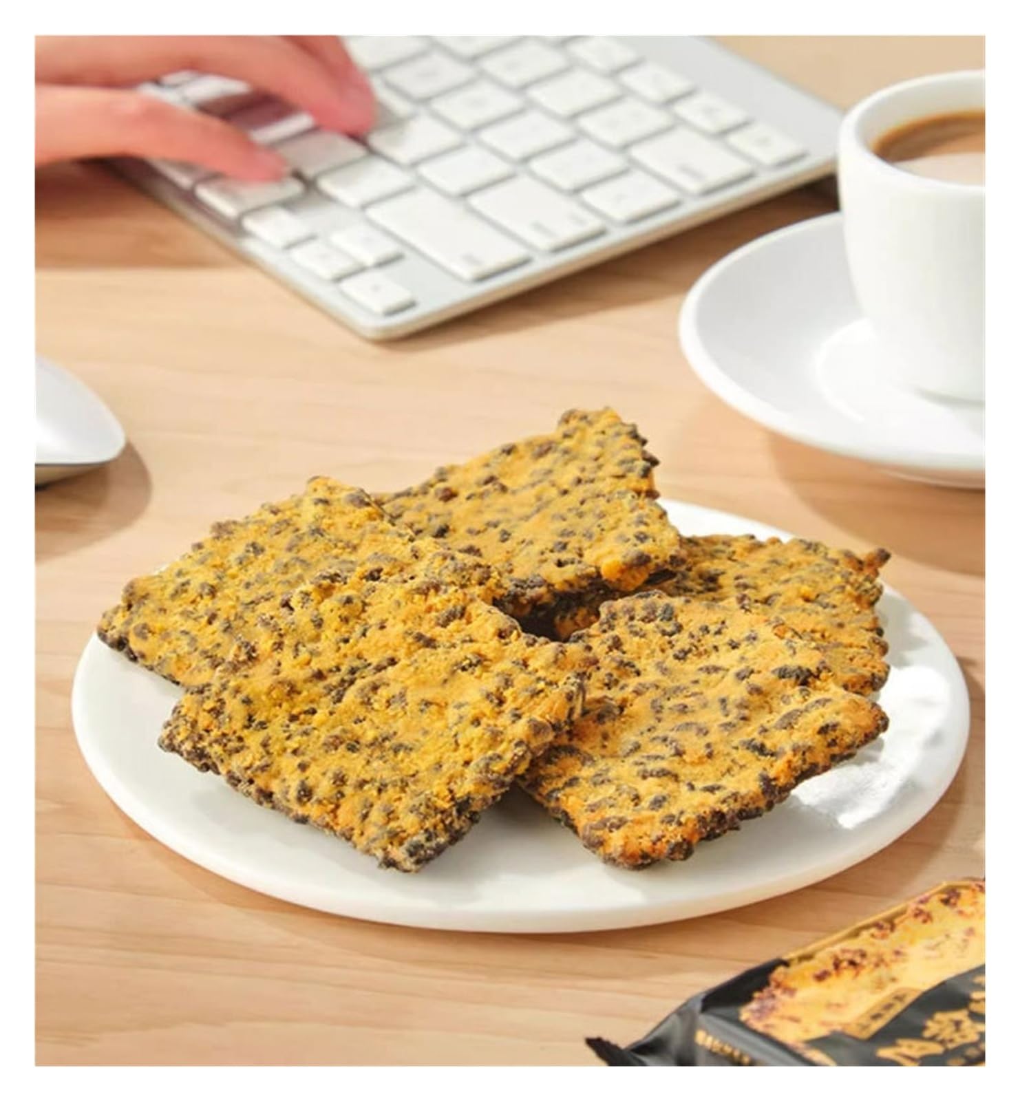 240 g de galletas de arroz Black Gold, un refrigerio único con un rico aroma a yema de huevo y una textura crujiente.(2pcs)