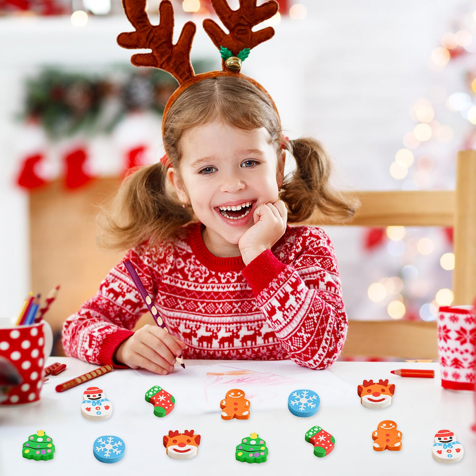 DERAYEE 120 mini gomme da cancellare di Natale, Babbo Natale, alce, pupazzo di neve, omino di pan di zenzero per feste per bambini e premi in classe