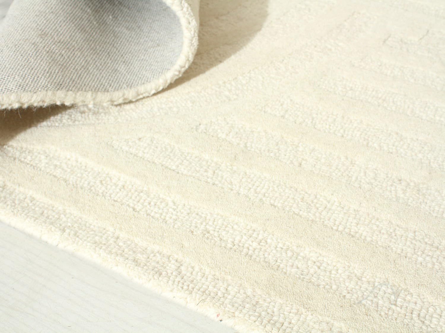 Vente-unique - Tapis 100% Laine tufté Main - 160 x 230 cm - Blanc cassé - 2000 g/m² - LUZAN