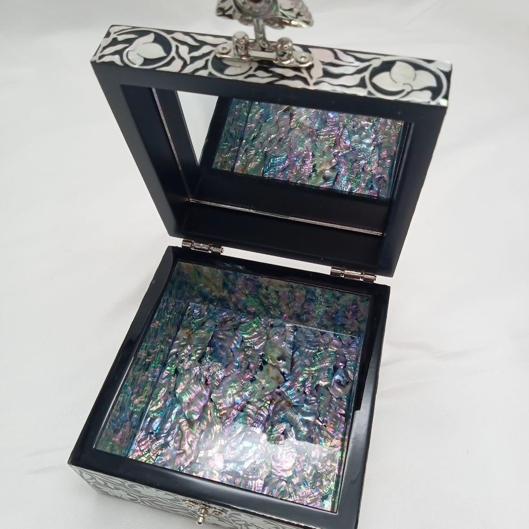 韓国螺鈿　らでんの宝石箱　内側は鮑貝　鏡付き　唐草文様　木製黒漆塗り　新品 韓国螺鈿 らでんの宝石箱 販売済み 内側は鮑貝 鏡付き 唐草文様 木製黒