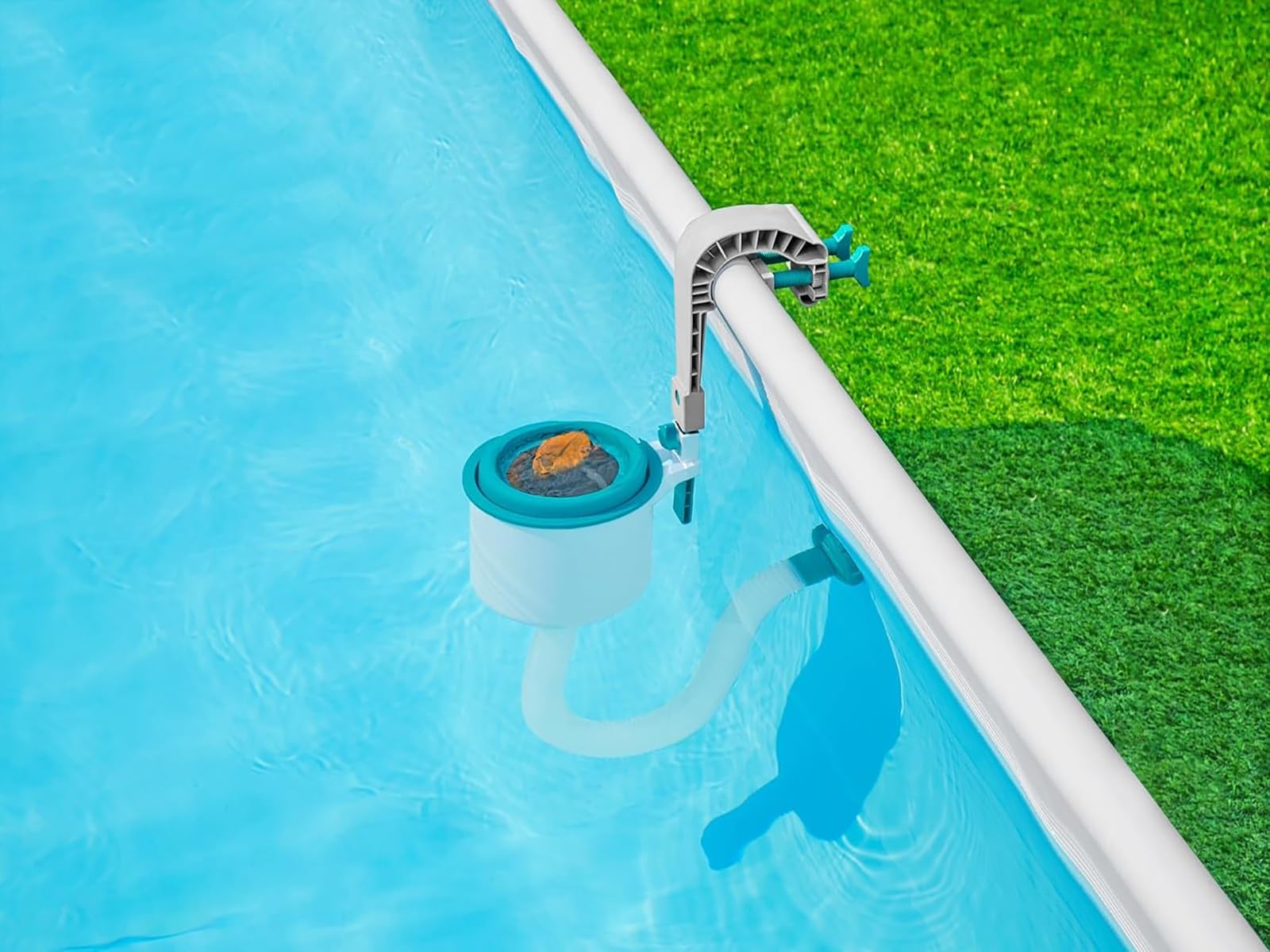 Skimmer per piscina fuori terra con staffa regolabile, cestino rimovibile per una raccolta efficiente dei detriti, ideale per una manutenzione rapida ed efficace della piscina