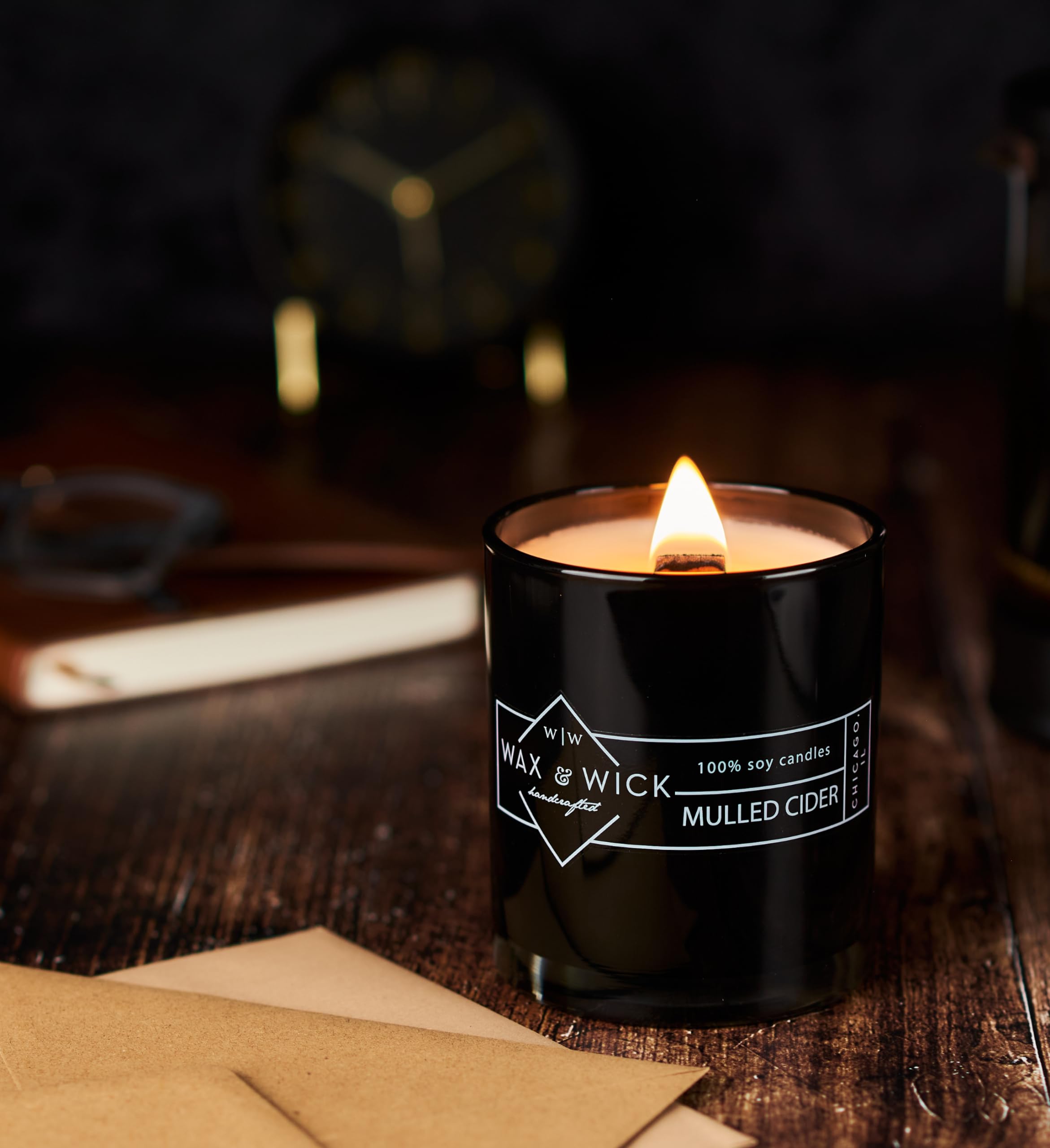 Wax & Wick - Vela aromática de soja. 100% cera de soja pura con doble mecha de madera. Combustión limpia de hasta 60 horas. Tarro negro de 270 g