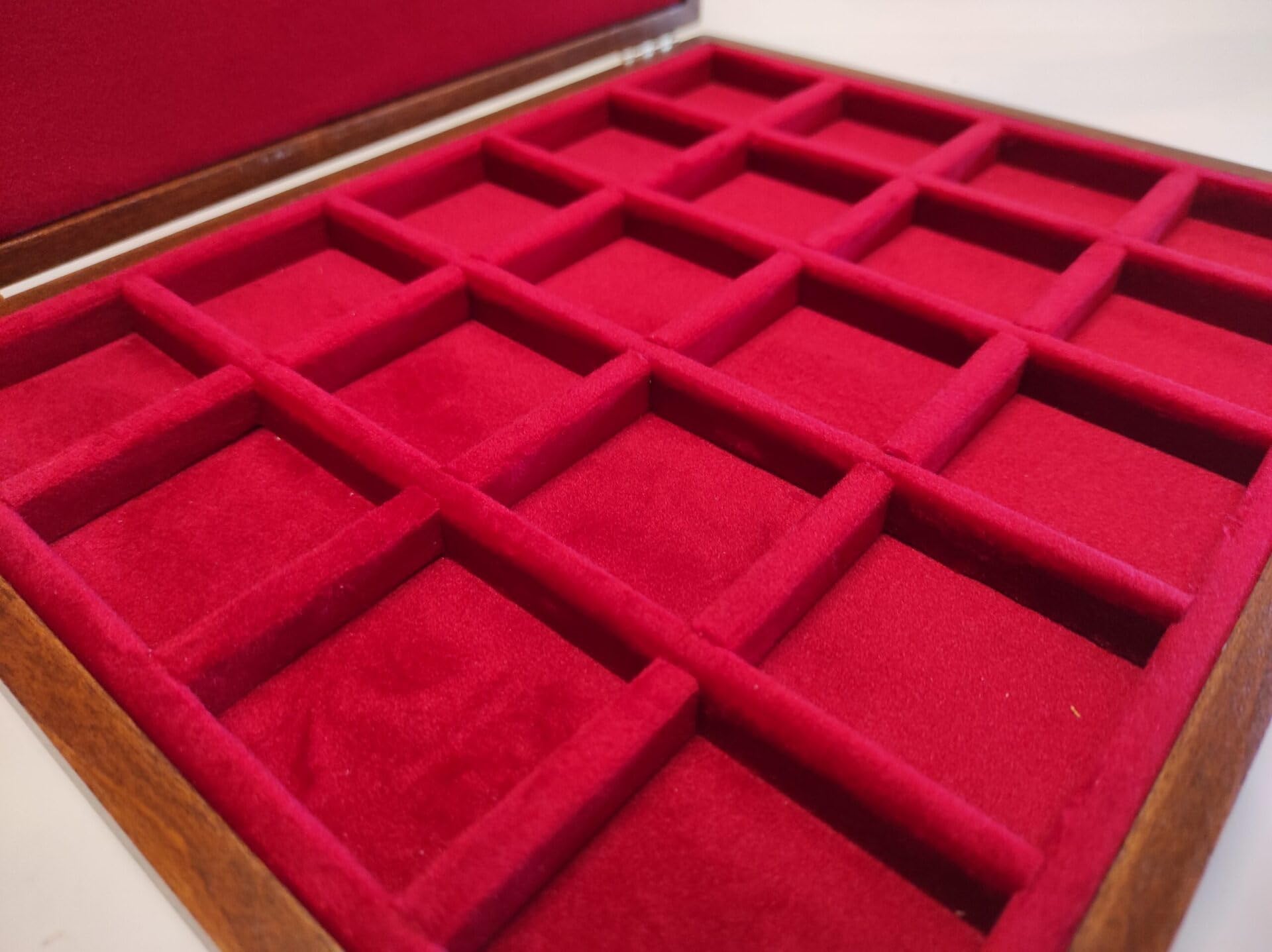 Caja para Monedas y medallas 20 Compartimentos 50x50mm, Madera Maciza Artesanal, Terciopelo a Elegir, numerada con Certificado, Hecha a Mano en Italia