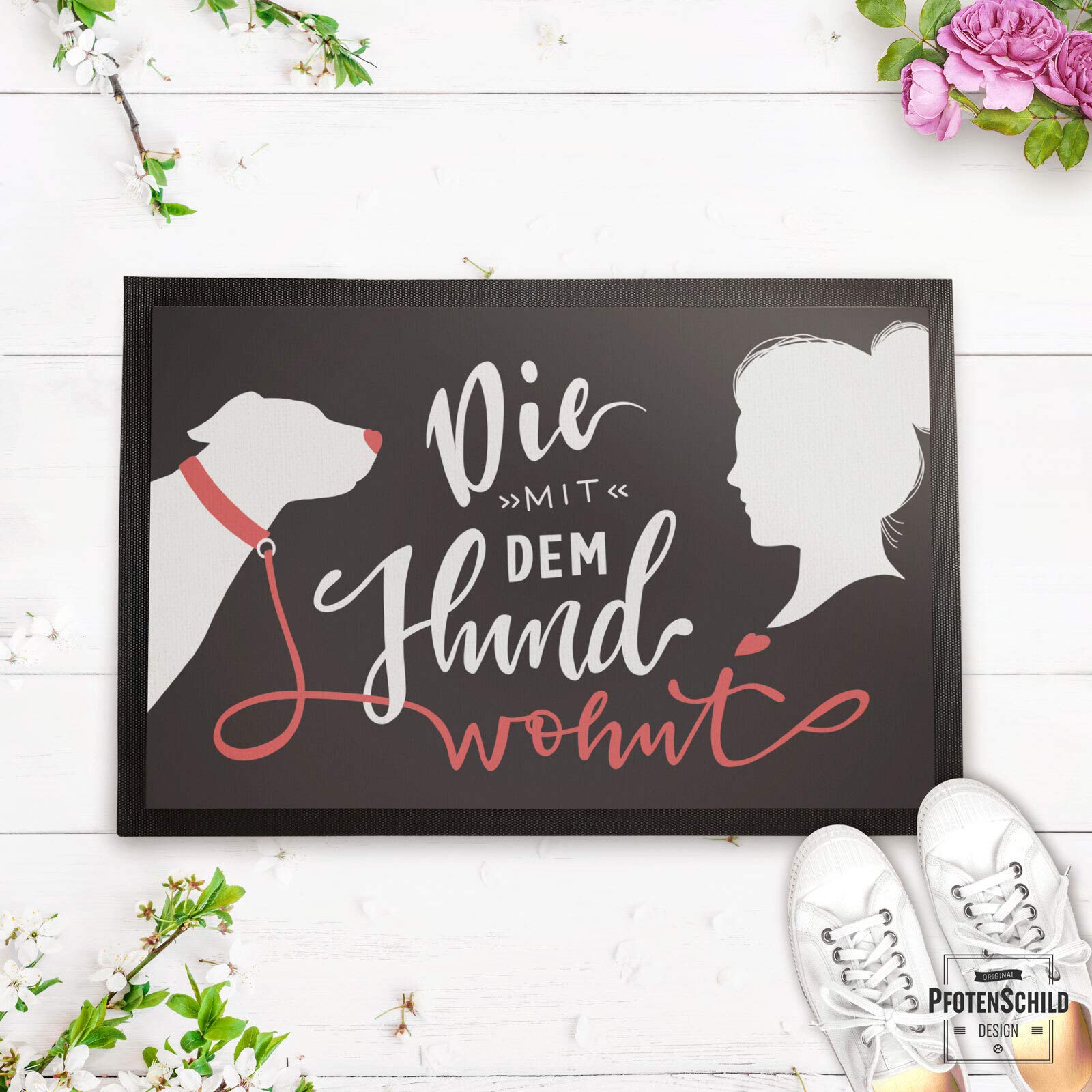 Fußmatte mit lustigem Spruch - Die mit dem Hund wohnt - Geschenkidee für die Hundebesitzerin - gummierte Rückseite, rutschfest - 90 x 60 cm