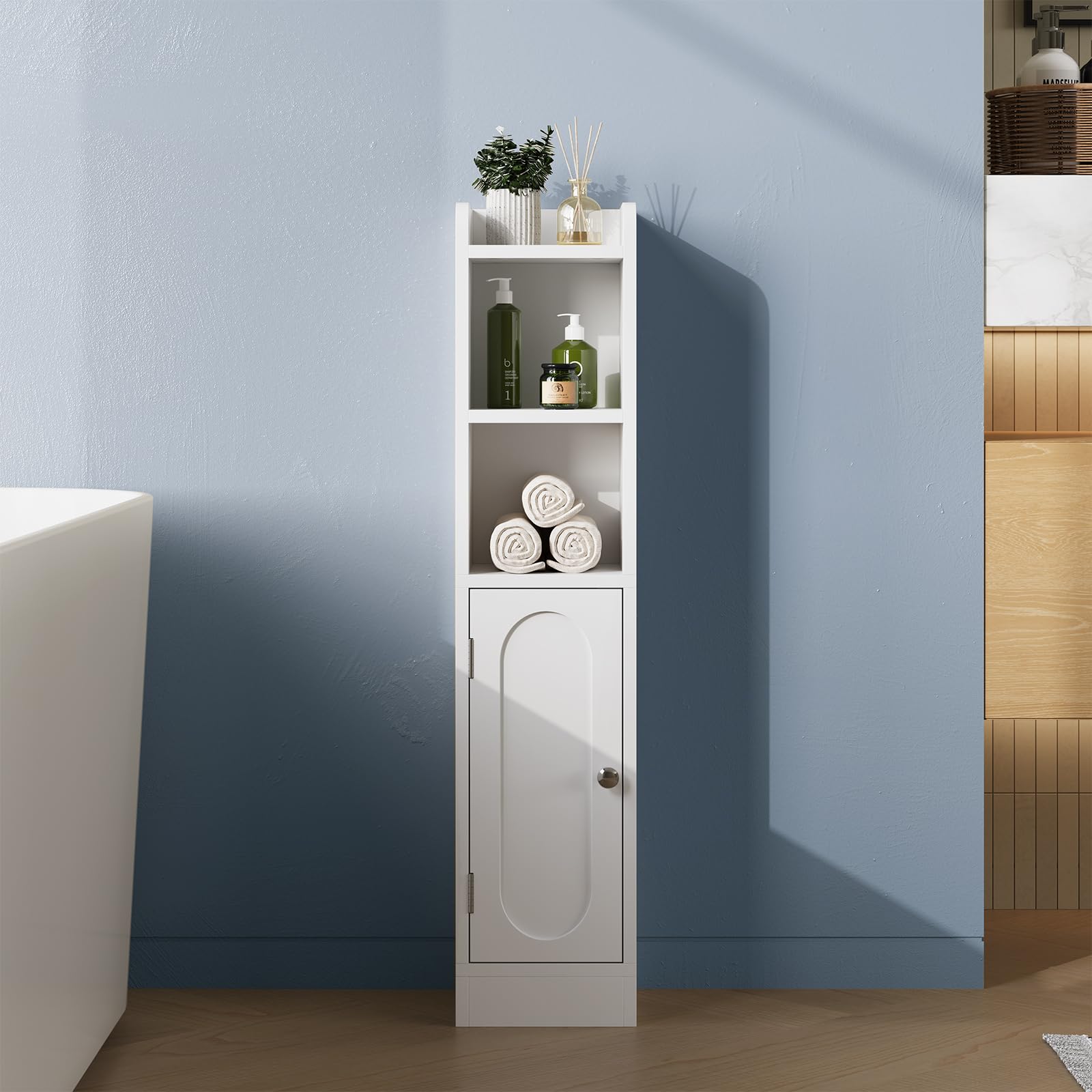 Kleiner Badezimmerschrank, schmaler Aufbewahrungsschrank mit Türen und verstellbaren Regalen, freistehender Eck-Toilettenpapier-Organizer für kleine Räume, Weiß