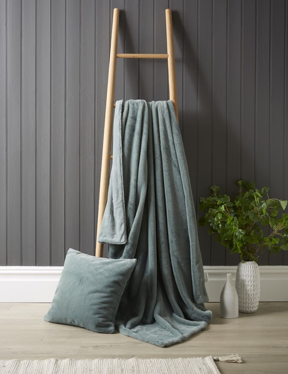 The Bettersleep Company Luxury Ultra Plush Rabbit Faux Fur Throw 130cm x 180cm With a Velvet Fleece Revers (Teal)