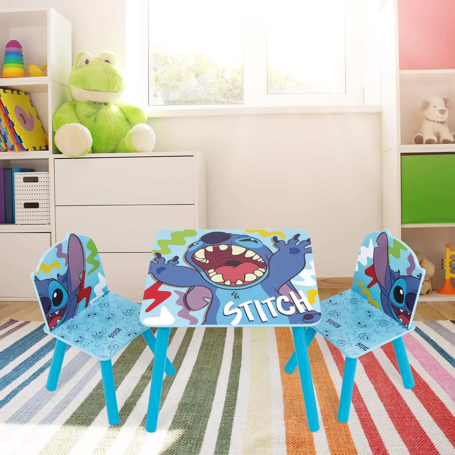 ARDITEX - Set de Mesa y 2 Sillas Infantiles de Madera - 50x50x44 cm y 26,5x26,5x50 cm - Ideal para Jugar, Pintar y Hacer Manualidades - Licencia Oficial Stitch