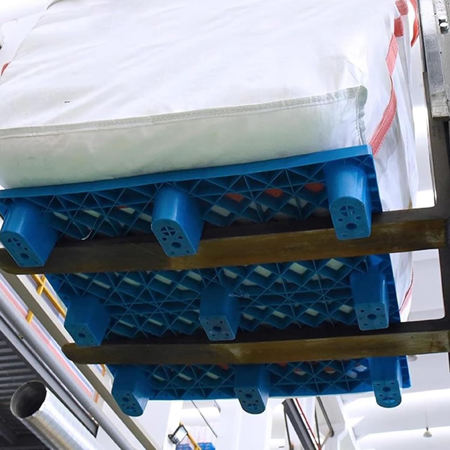 Plastic Pallets, Waterproof Floor Storage Pad, Interlocking Pallet, Nestable Moisture-Proof Floor Pallets for Garage, Warehous, Packe, Supermarket, Basement(Red,100x100cm/39x39in)