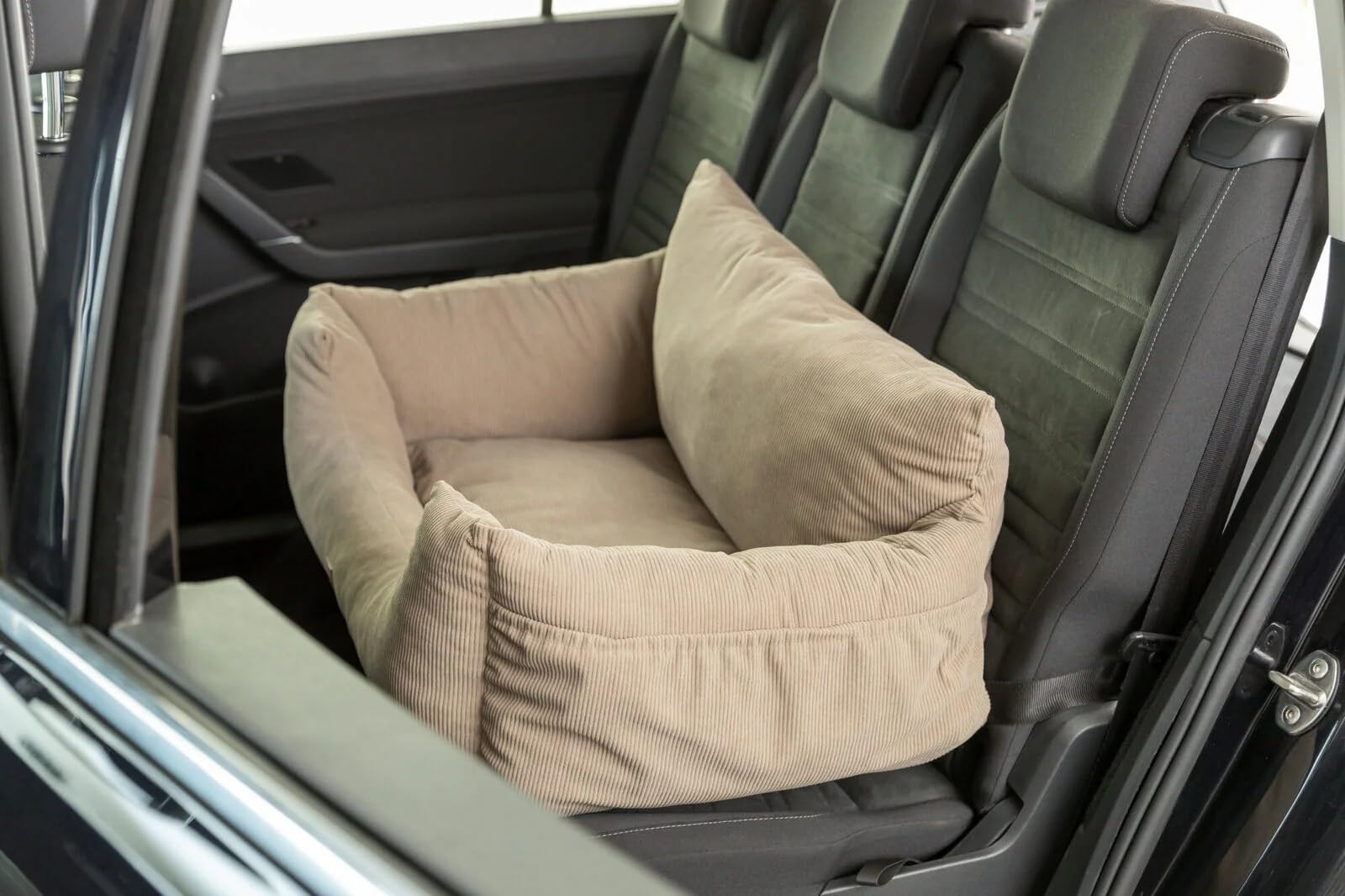 Trixie Asiento de Coche Doble para Perros, 80 x 35 x 60 cm, Color Topo - Cuna de Viaje 2 en 1 con Sistema de Fijación al Vehículo, Cojín Acolchado de Pana y Base Antideslizante