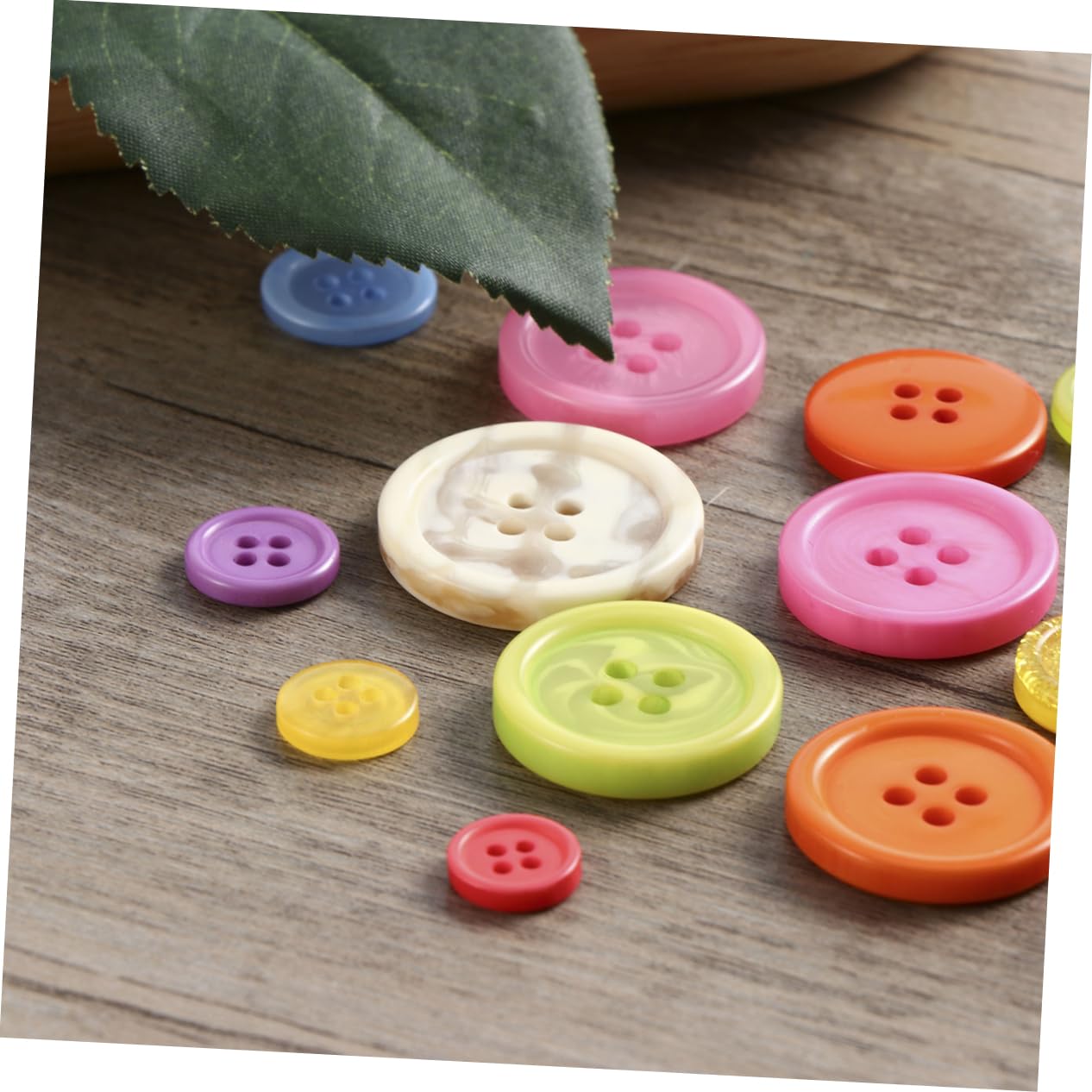 Runde Kunstharzknöpfe 600 Stück mit 2 und 4 Löchern | Bastelarbeiten und Scrapbooking, Wasserfest, Glatte Oberfläche, Mischgröße 1 bis 3cm