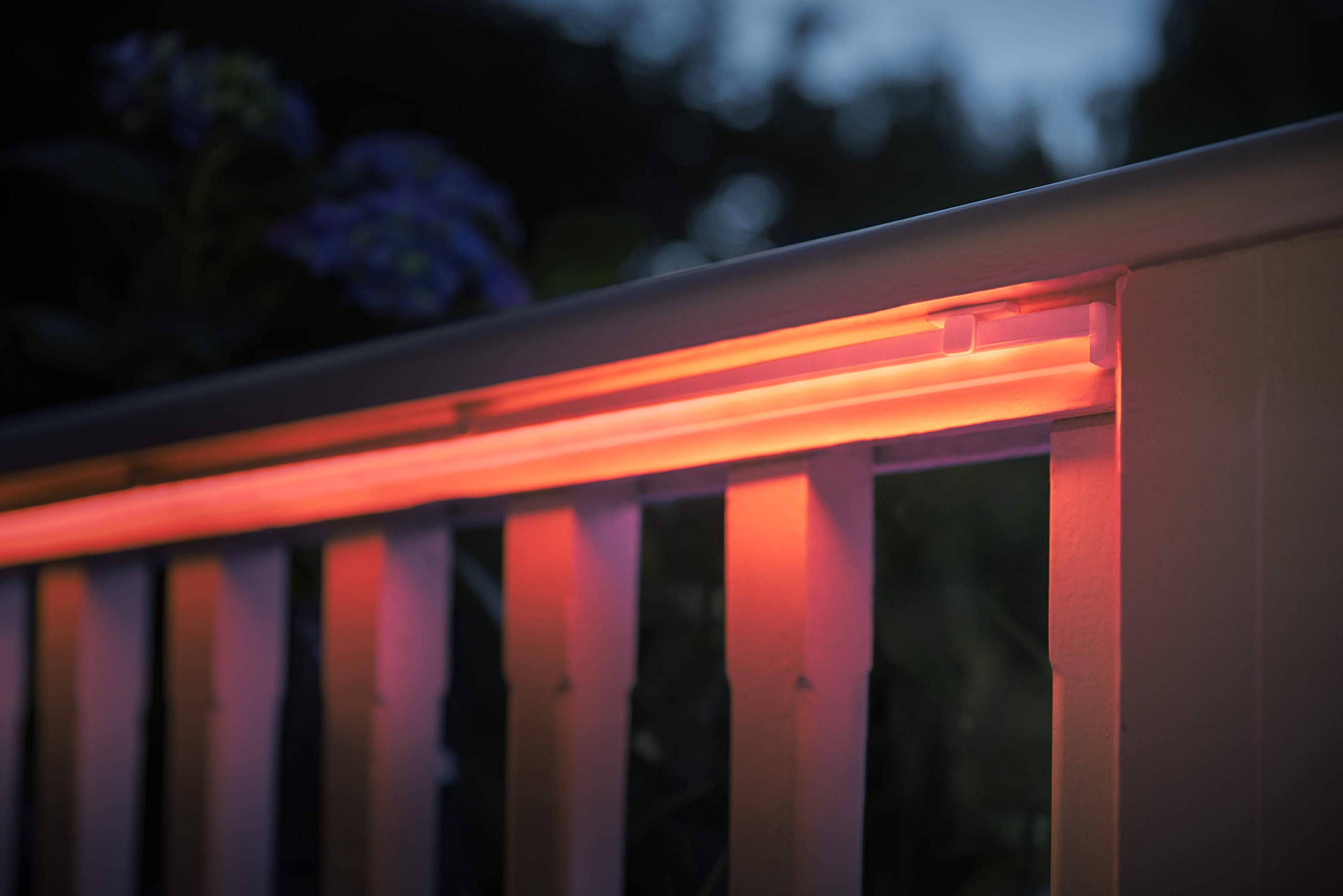 Philips Hue White and Color Ambiance LED Outdoor Lightstrip, 5 Meter, 1600lm, dimmbar, komplett wetterfest, 16 Mio. Farben, steuerbar via App, kompatibel mit Amazon Alexa (Echo, Echo Dot)