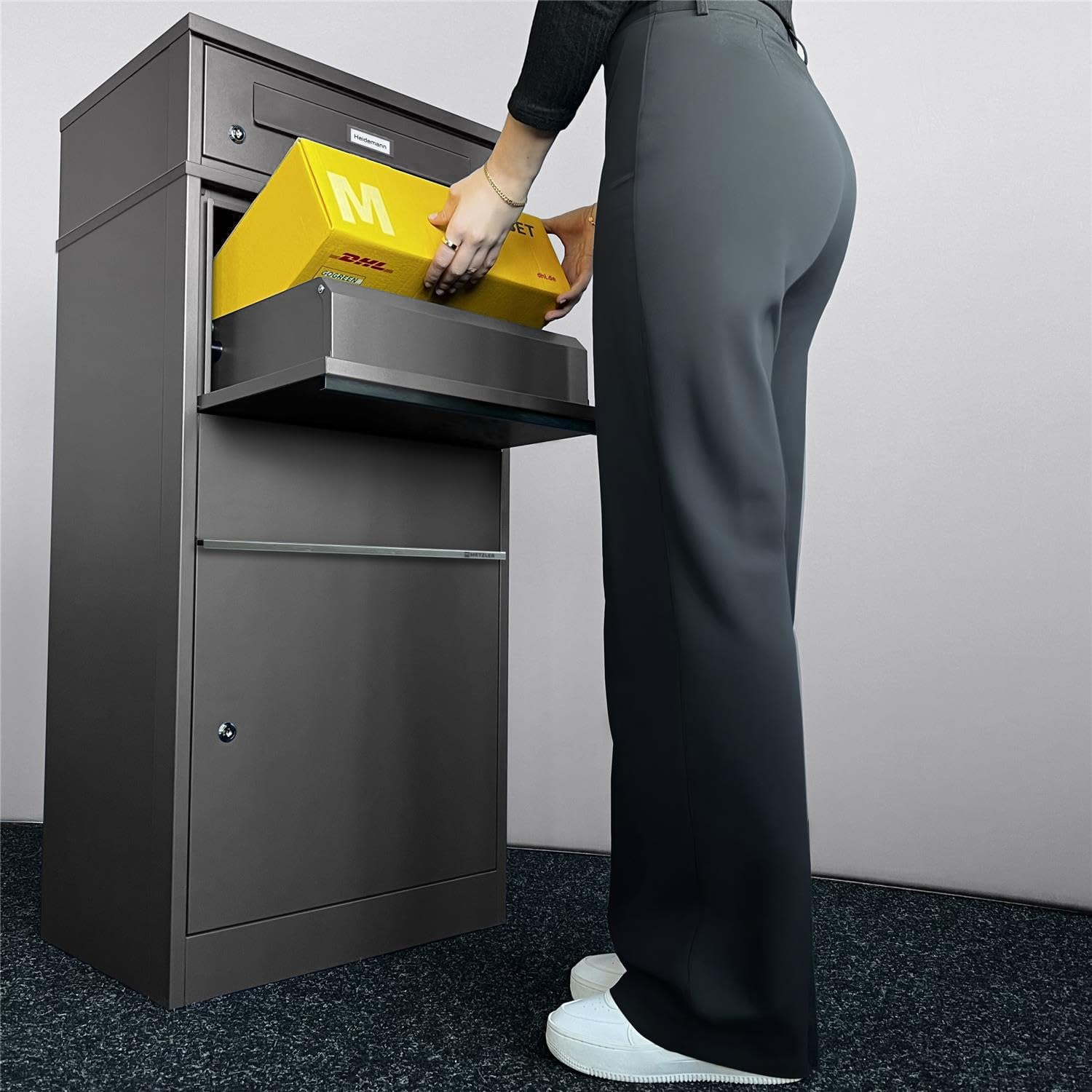Metzler cassetta postale e box pacchi XXL da esterno acciaio zincato verniciato a polvere grigio micaceo DB 703 con targhetta nome intercambiabile sicura resistente intemperie design moderno
