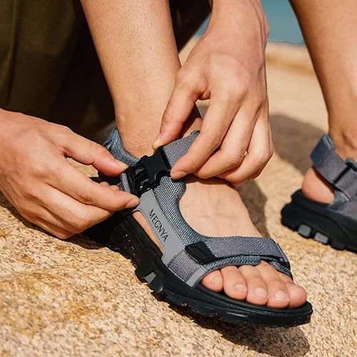 Vista 2 de MEGNYA Sandalias cómodas para caminar para hombre, sandalias deportivas suaves de senderismo con tres correas ajustables de velcro y velcro