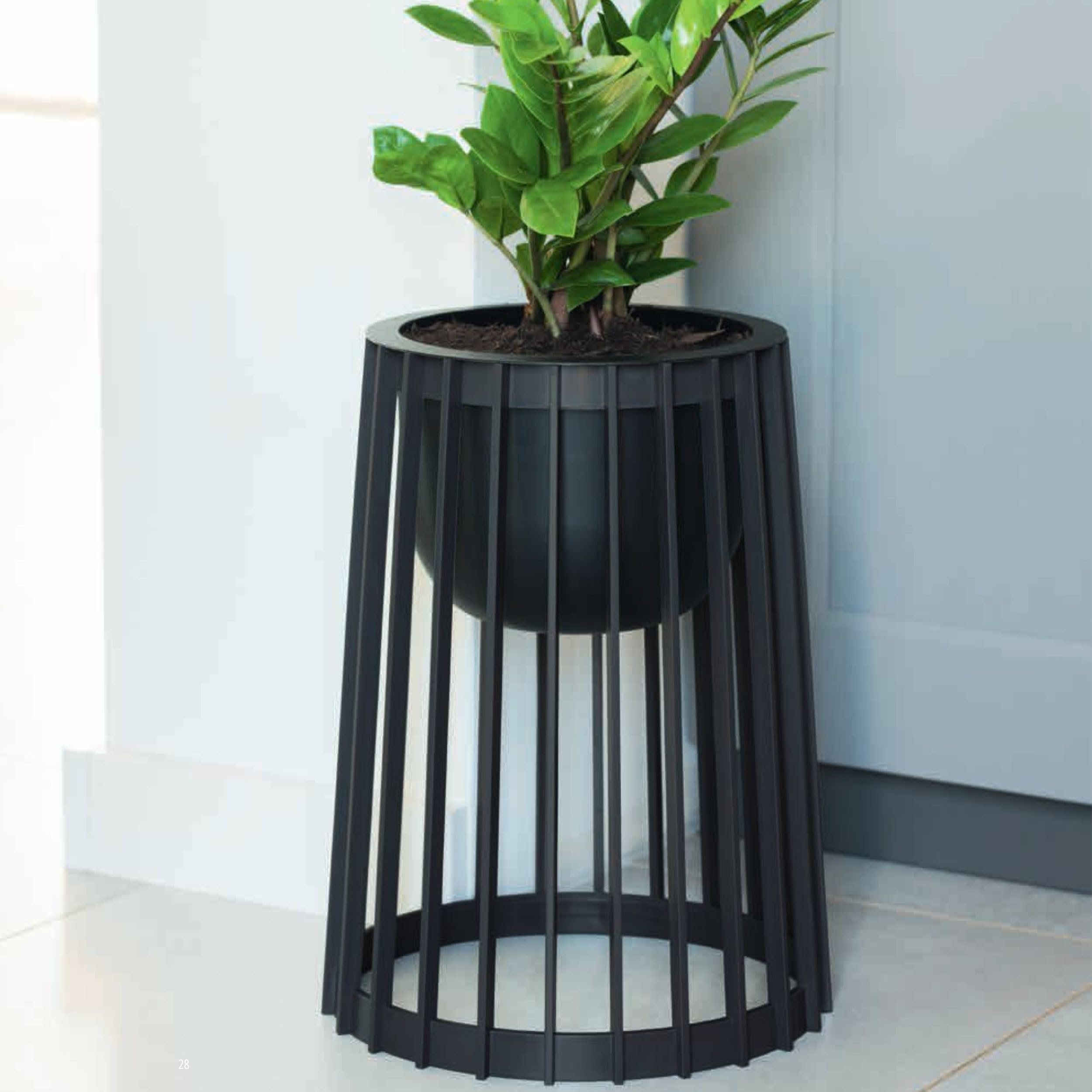 Blumenständer Ø 30 cm x H 54 cm | Pflanzenständer aus robustem Kunststoff, beidseitig verwendbar | Blumenhocker für drinnen und draußen | Pflanzentisch modern und praktisch | Schwarz