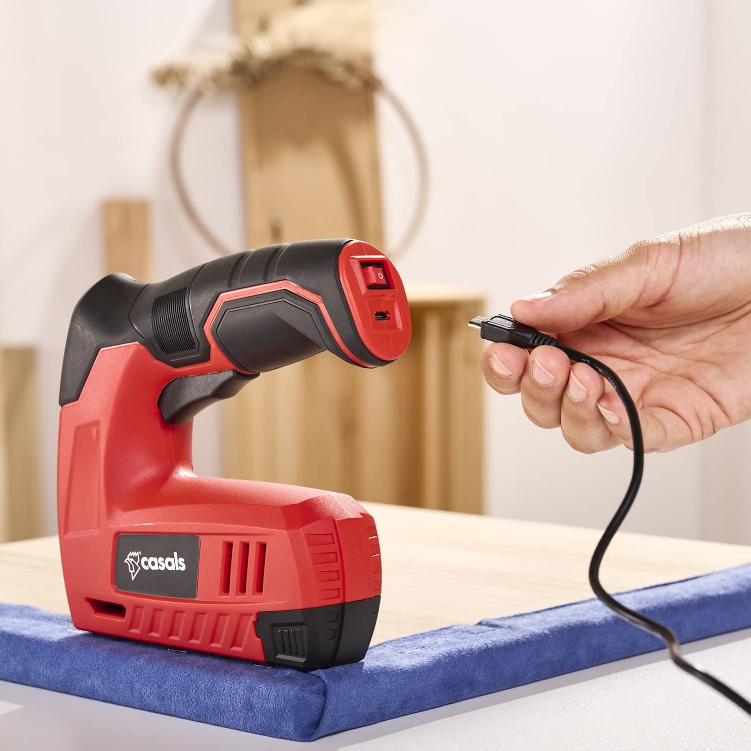 Casals CSG3620 Agrafeuse électrique et cloueuse à batterie - Lithium 4V 1300 mAh - Fonctionne avec des agrafes et des clous - Réservoir Amovible - Ergonomique et facile à utiliser