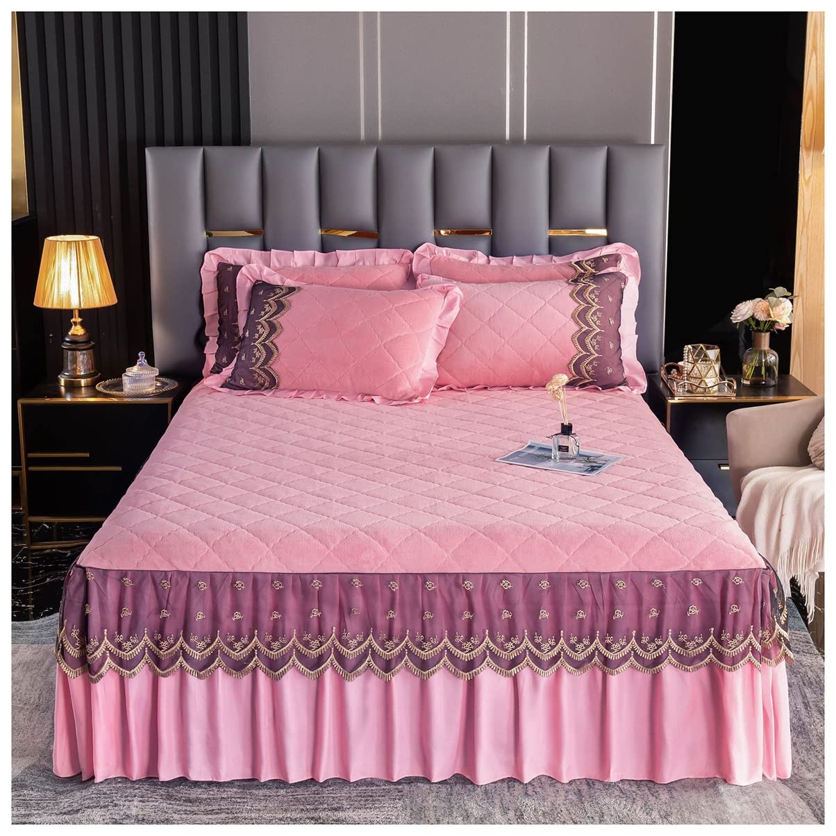 Colcha acolchada que oculta el somier con su falda de cama gruesa y elegante