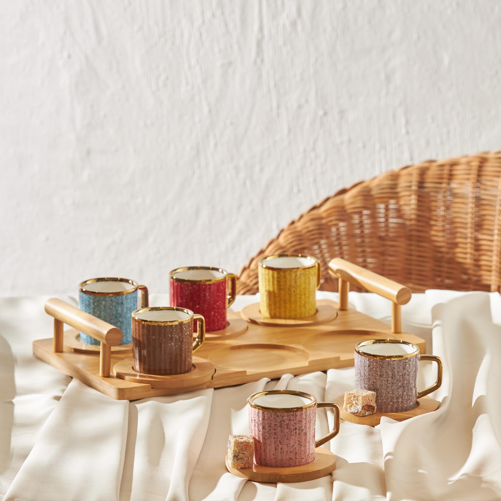 Tasses à café Karaca colorées pour recevoir vos invités autour du plateau en bambou