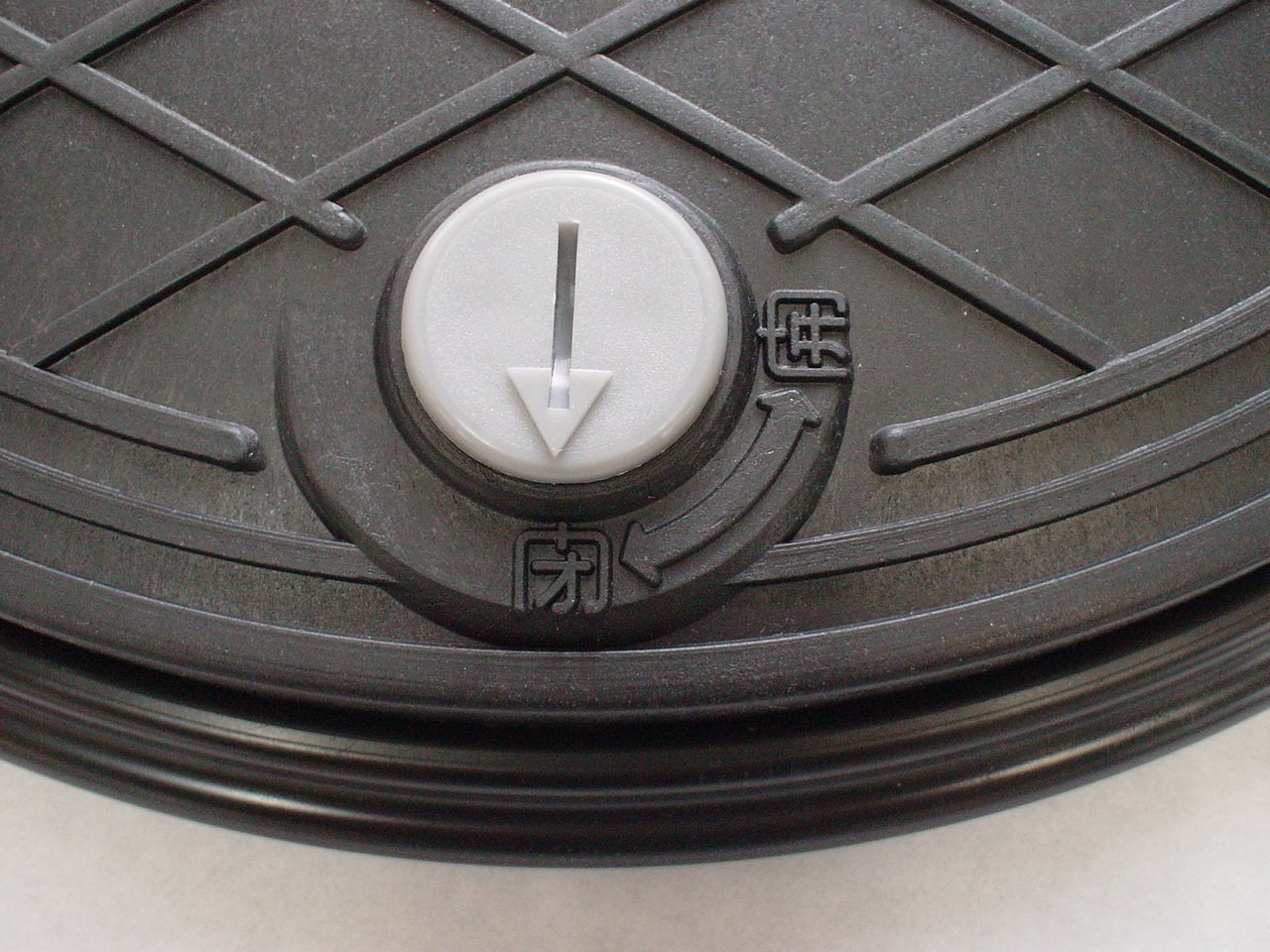 Amazon | マンホール蓋（便槽用） Φ385 積水(セキスイ)系 WCC385