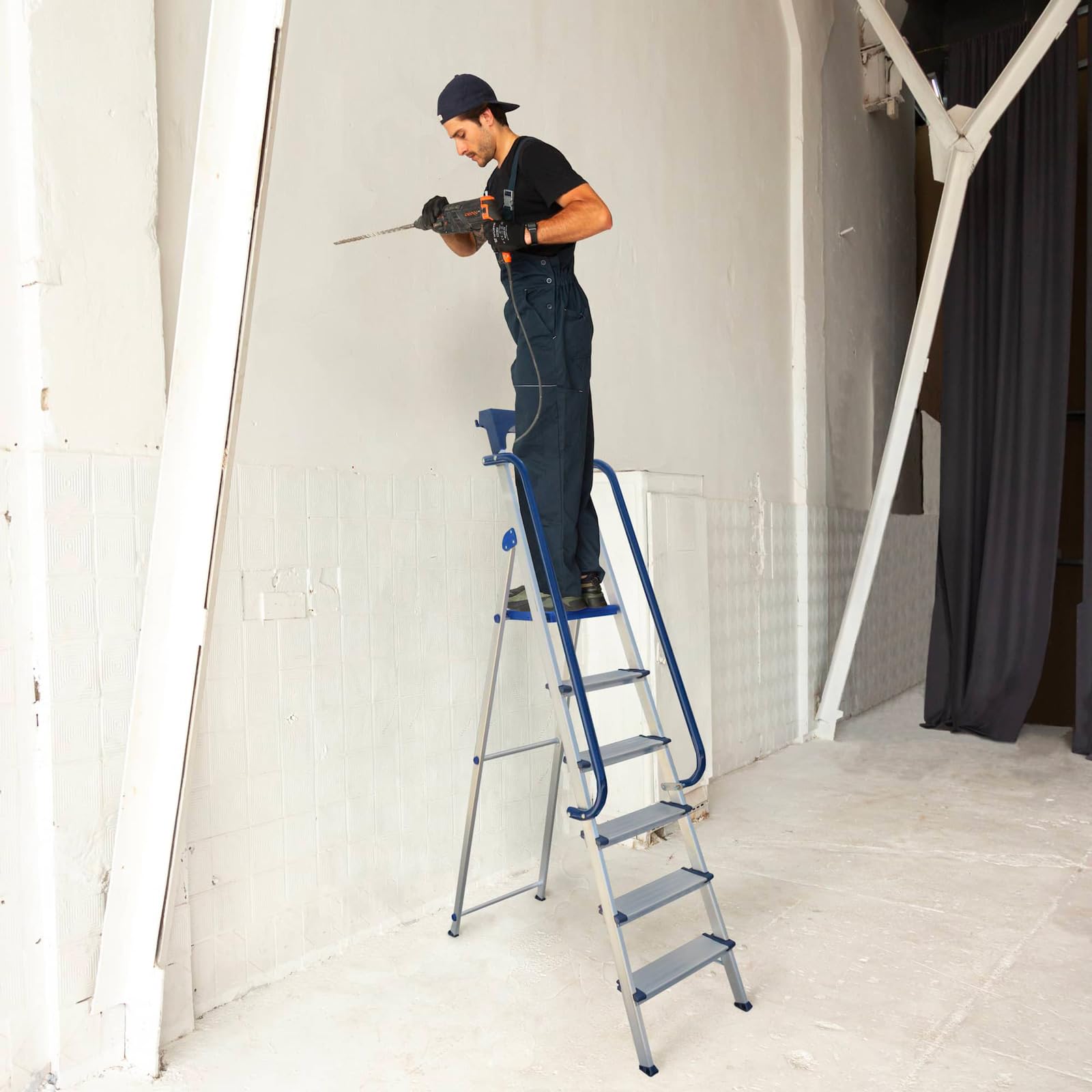 HOSTRÖM Escalera de Tijera de 6 peldaños Secure Pro, Aluminio Reforzado, Segura con barandillas, Bandeja portaherramientas, Altura de Plataforma 135 cm, garantía de 5 años