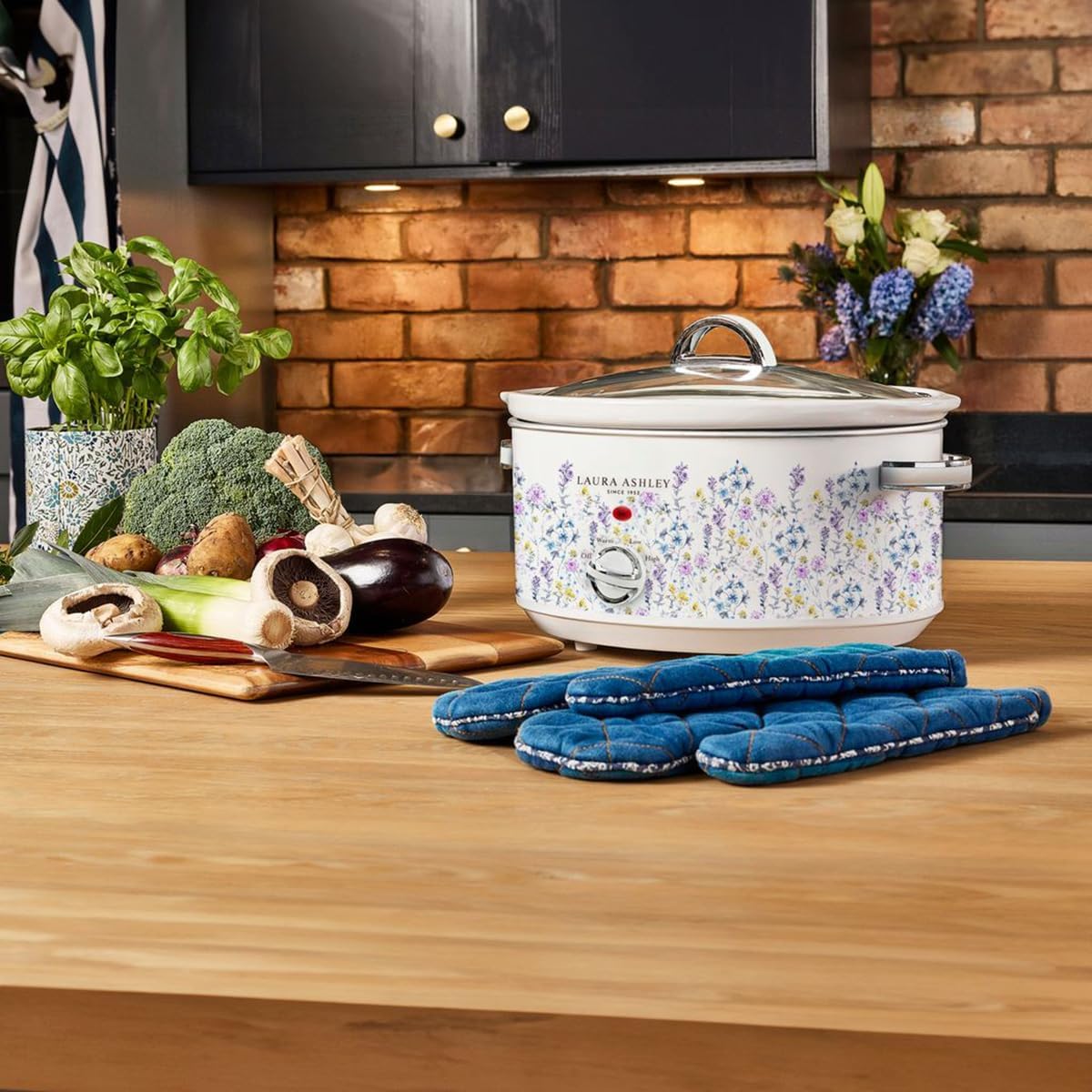 laura ashley slow cooker 6.8 quart - large slow cooker 6.8 qt for 8 to 10 people - energy efficient slow cookers with 3 heat settings - dishwasher safe removeable ceramic crock & tempered glass lid 6.8 quarts wild meadow 6.8 quart slow cooker