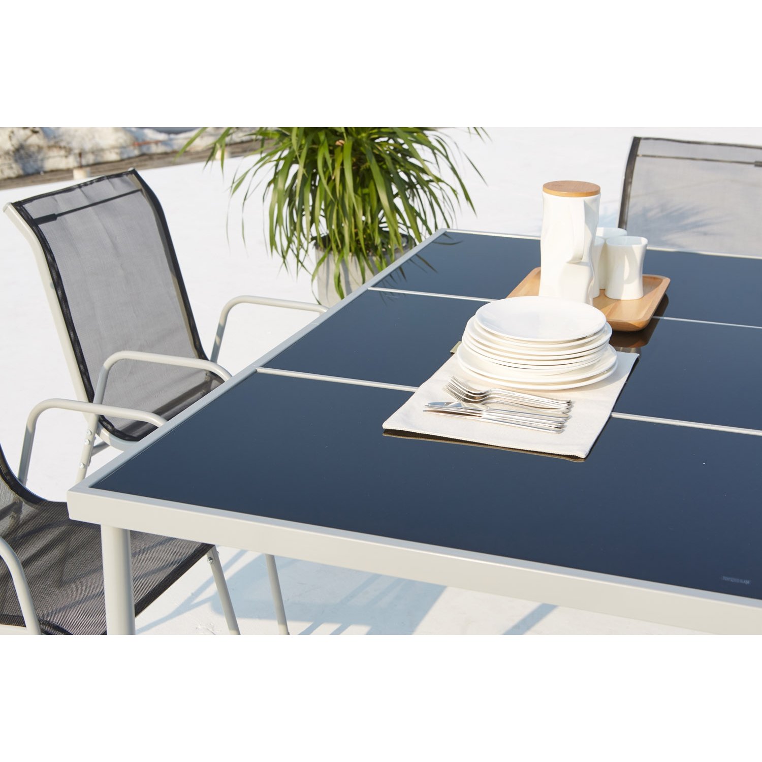 CONCEPT USINE - Set Pranzo da Giardino Modello Lusiana 6 Persone Grigio Scuro - 1 Tavolo Rettangolare in Vetro Temperato - 6 Sedie Impilabili con Braccioli Arrotondati - Robusto, Impermeabile