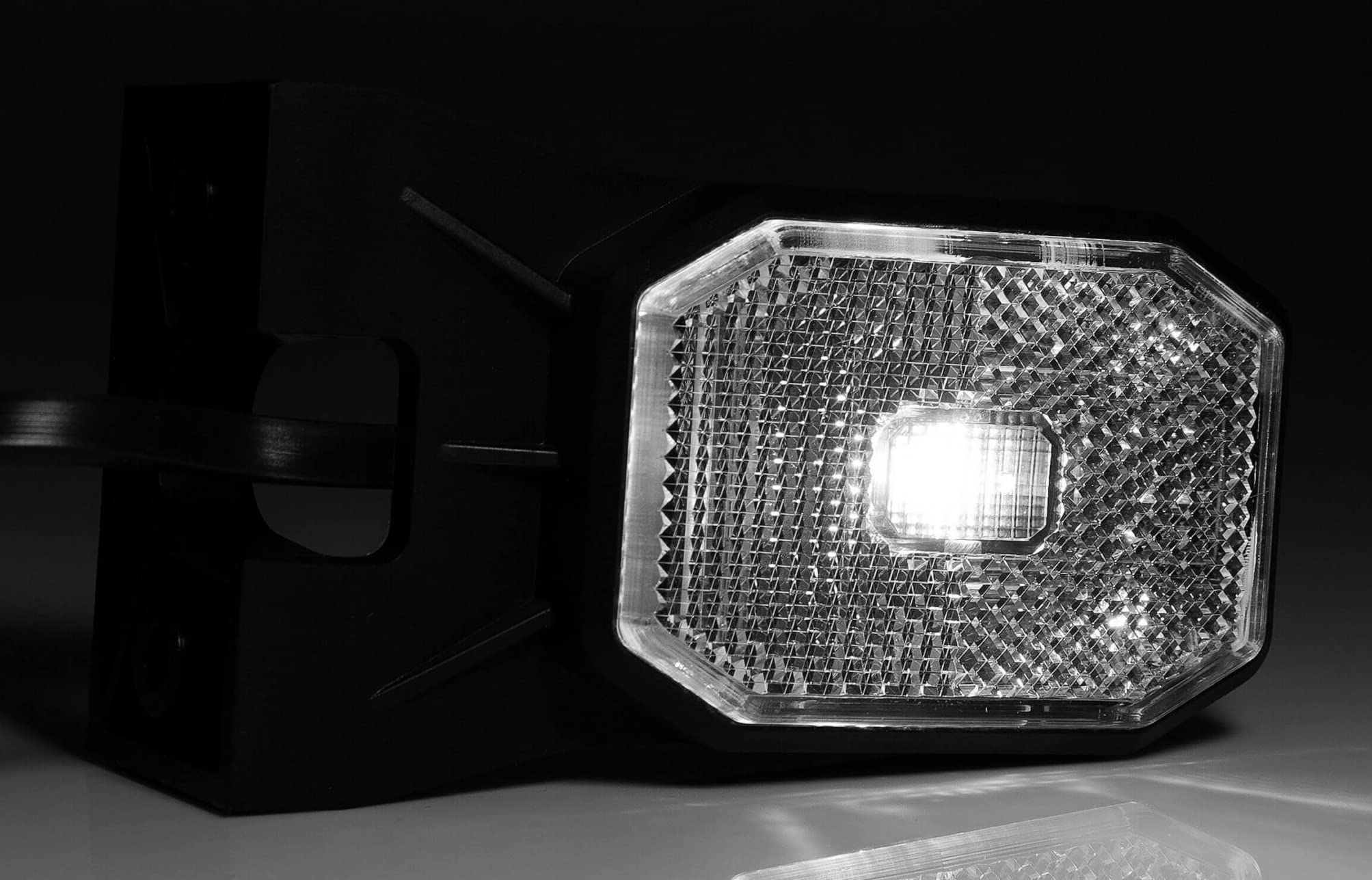 2x LED Umrissleuchte mit Reflektor – 12V/24V Begrenzungsleuchte für Anhänger, LKW, Wohnwagen, Trailer – E9 zugelassen, stoßfest, 5 Varianten (Weiß + Winkelhalter + Schnellanschluss Typ QS075)