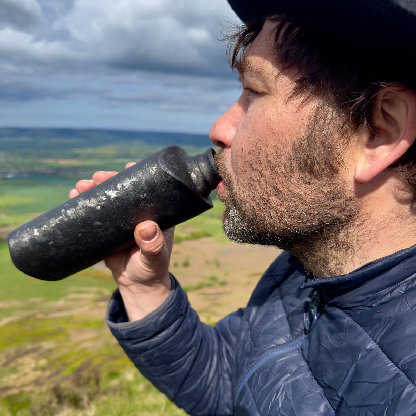 SILVERANT Titan-Trinkflasche, ultraleichte einwandige Flasche, auslaufsichere, schlanke Sportflasche für Wandern, Camping, Reisen und Büro, schwarz kristallisiert (800, Milliliter)