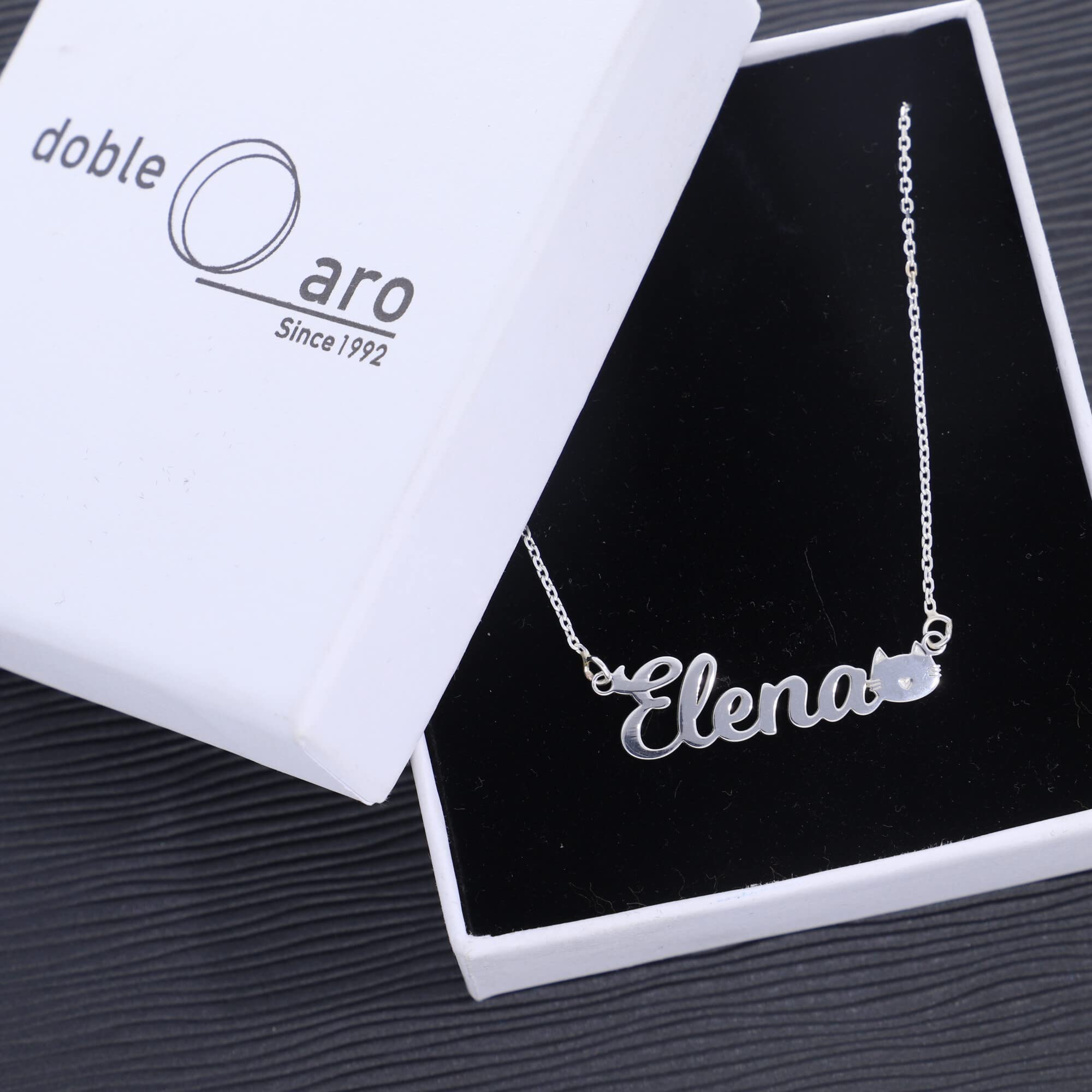 Colgante Personalizado con Nombre - Plata de Ley 925/1000 para Mujer – Collar Artesanal con Cadena Ajustable - Hecho en España (Modelo Cat Oro, Plata de Ley)