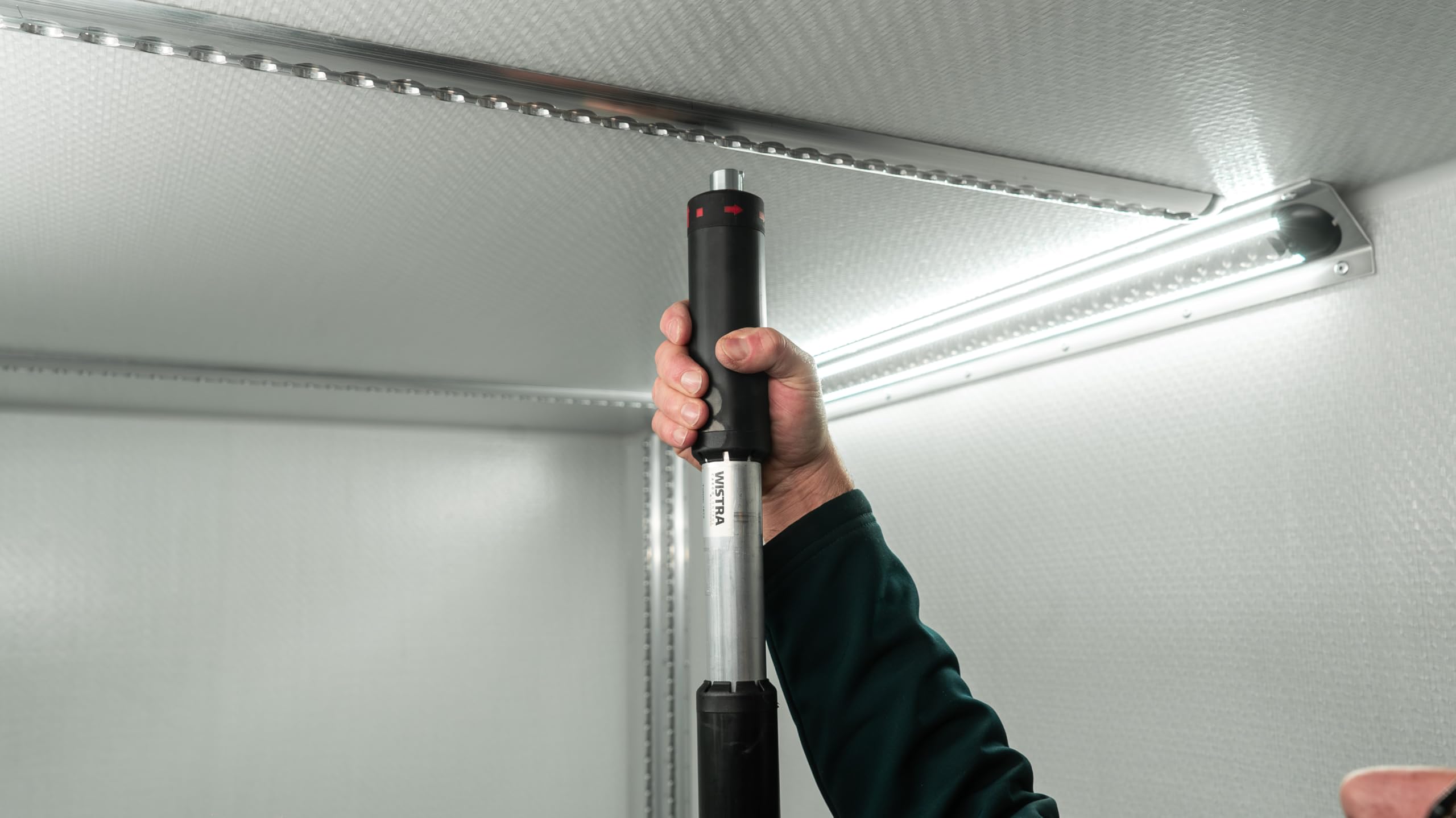 Twister Beam ALU Rundsperrbalken Sperrstange Airlineschiene Schutzüberzug Ladungssicherung Klemmbalken mit PVC Ummantelung und Drehfedersystem (1000-1350 mm)