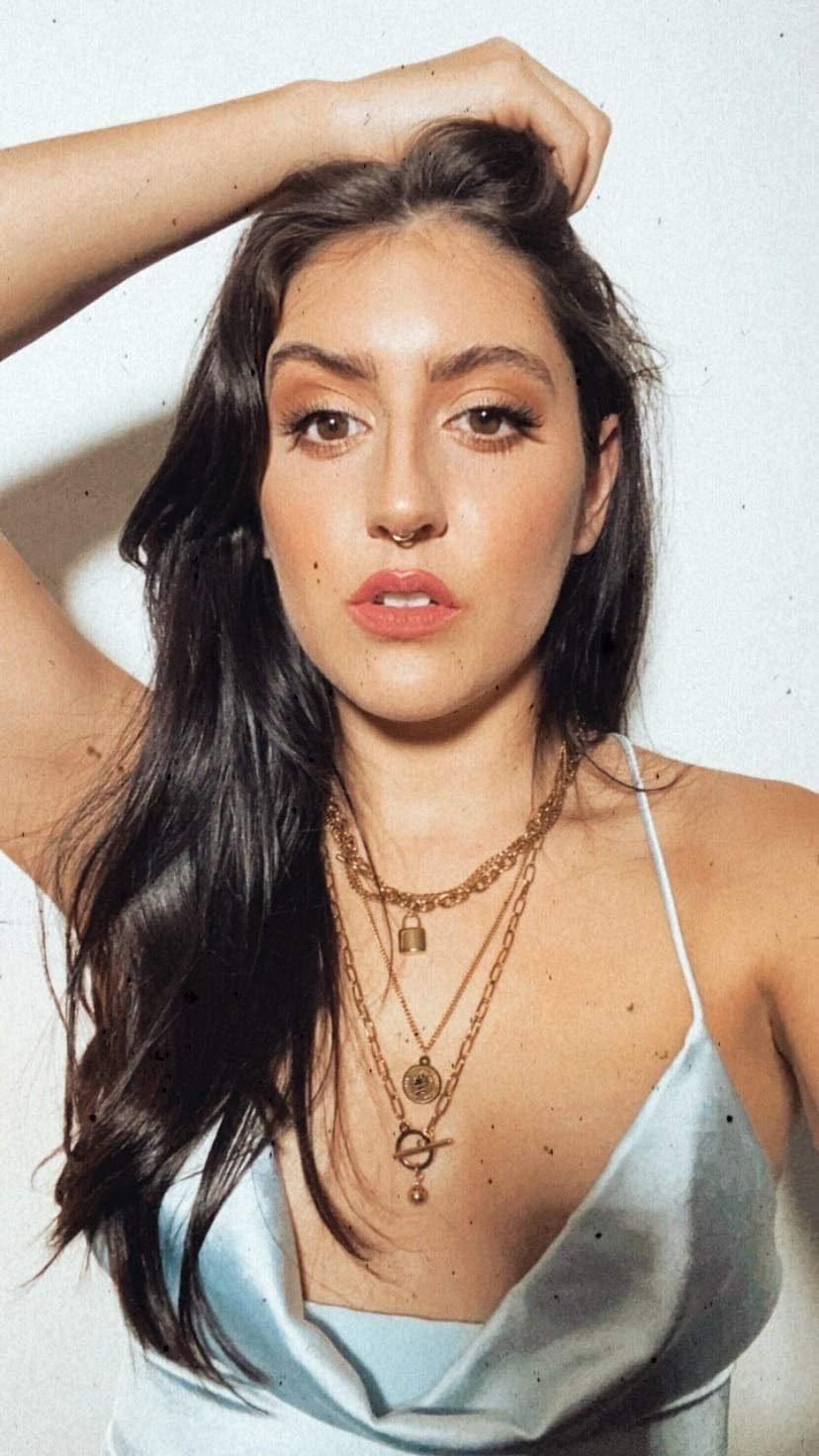 Jinbaoying Gold Coin Necklace for Women Vintage Carved Coin Pendant Necklace 14K Gold Plated Chain Choker Queen Elizabeth Round Pendant Gold Layered Necklace for Women - Image 2