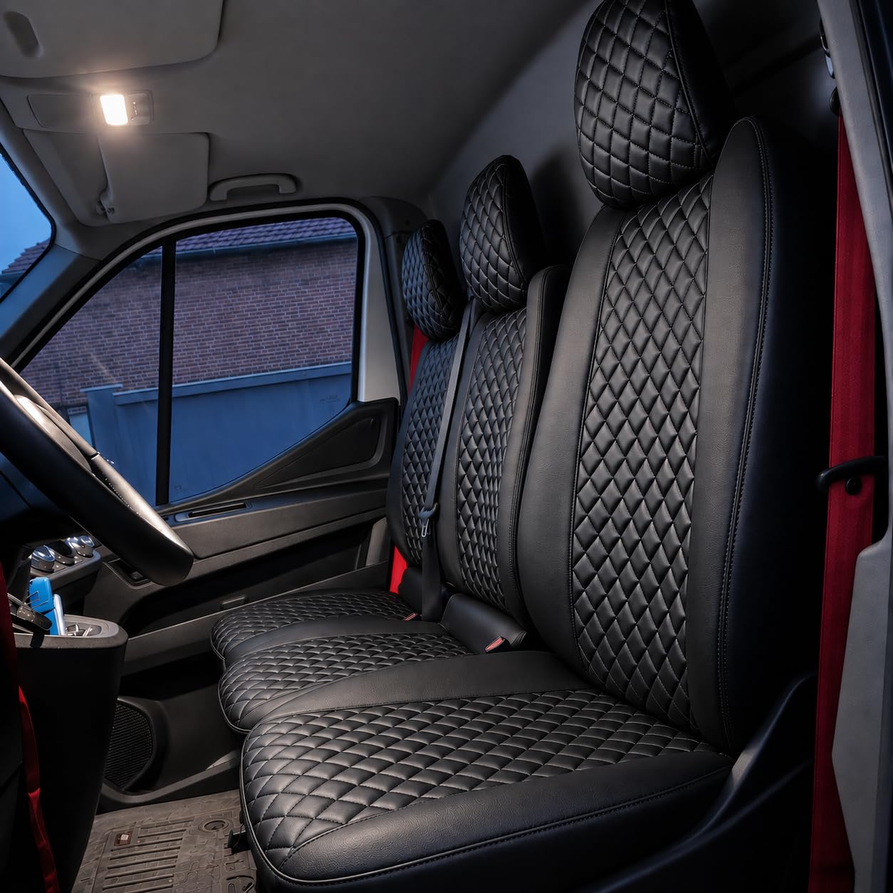 Coprisedili anteriori 2+1 progettati per adattarsi a Renault Master dopo il 2025 in ecopelle nera con guida a sinistra